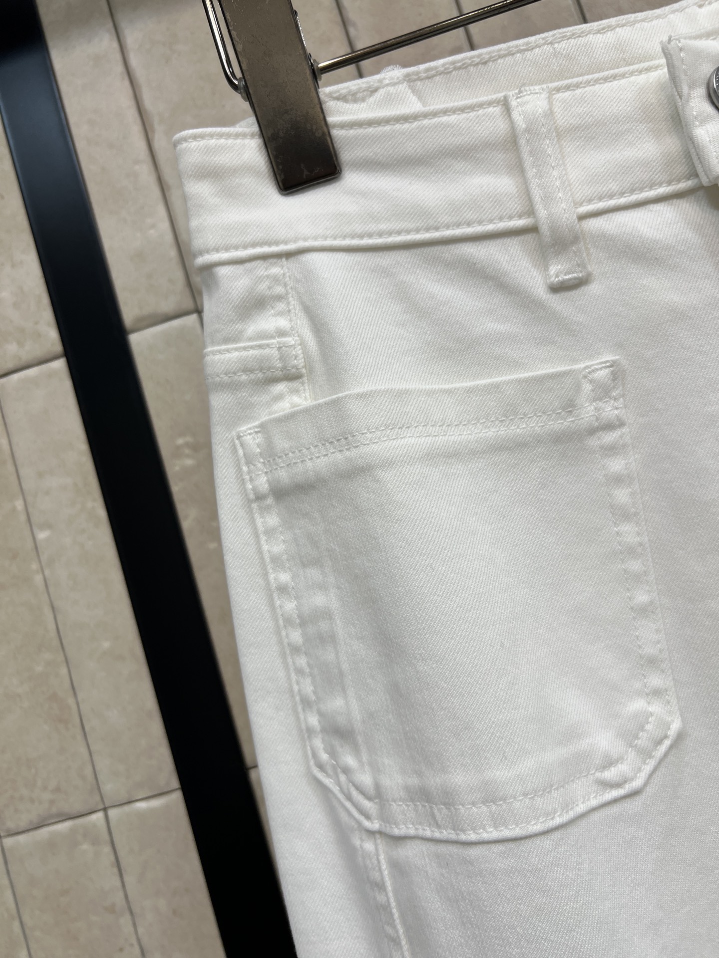 D家 26春夏新款 白色高腰阔腿裤 高腰收腹+立体中线阔腿版型 经典双口袋设计 实用又修饰臀型 棉质牛仔