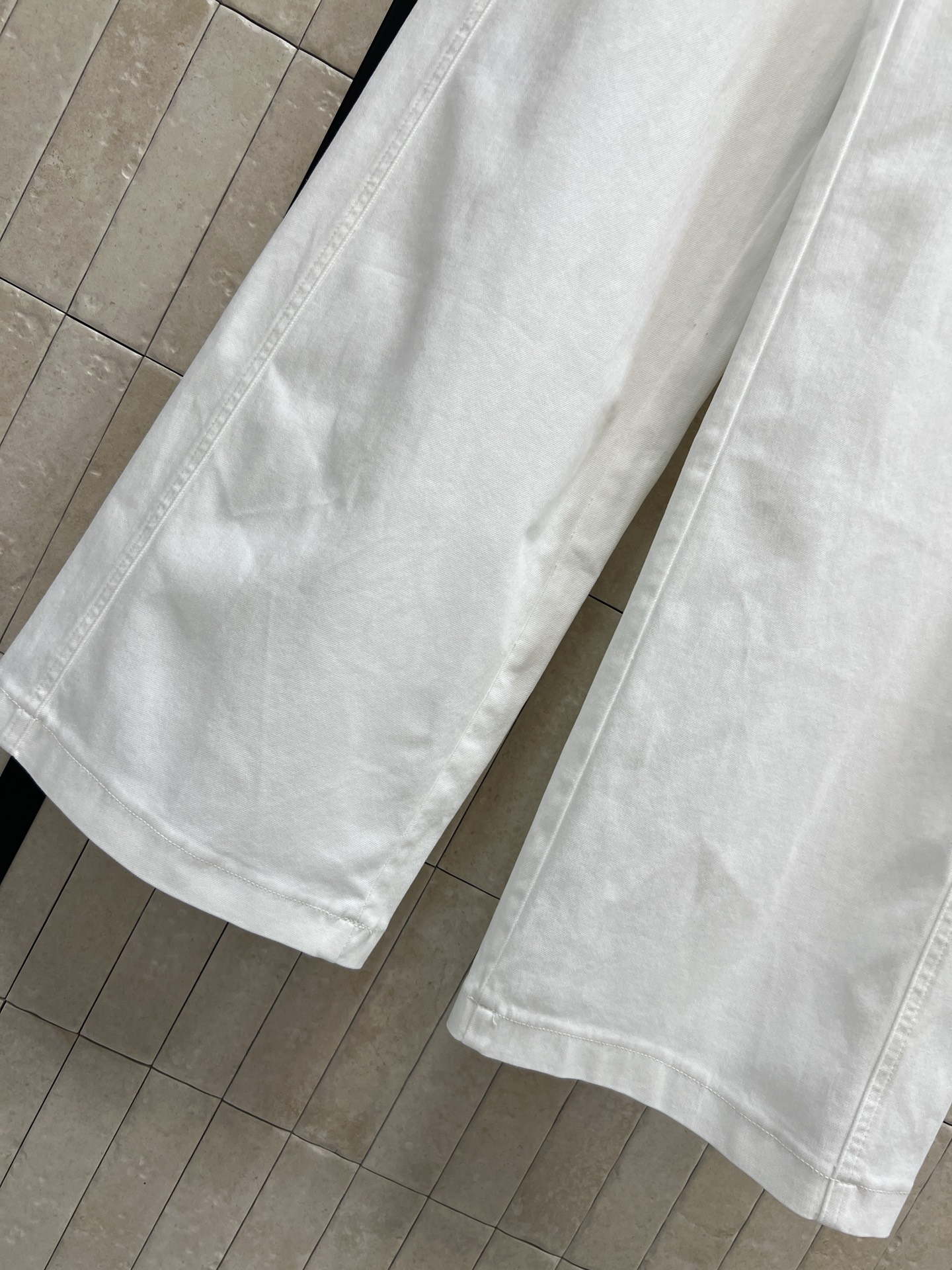 D家 26春夏新款 白色高腰阔腿裤 高腰收腹+立体中线阔腿版型 经典双口袋设计 实用又修饰臀型 棉质牛仔