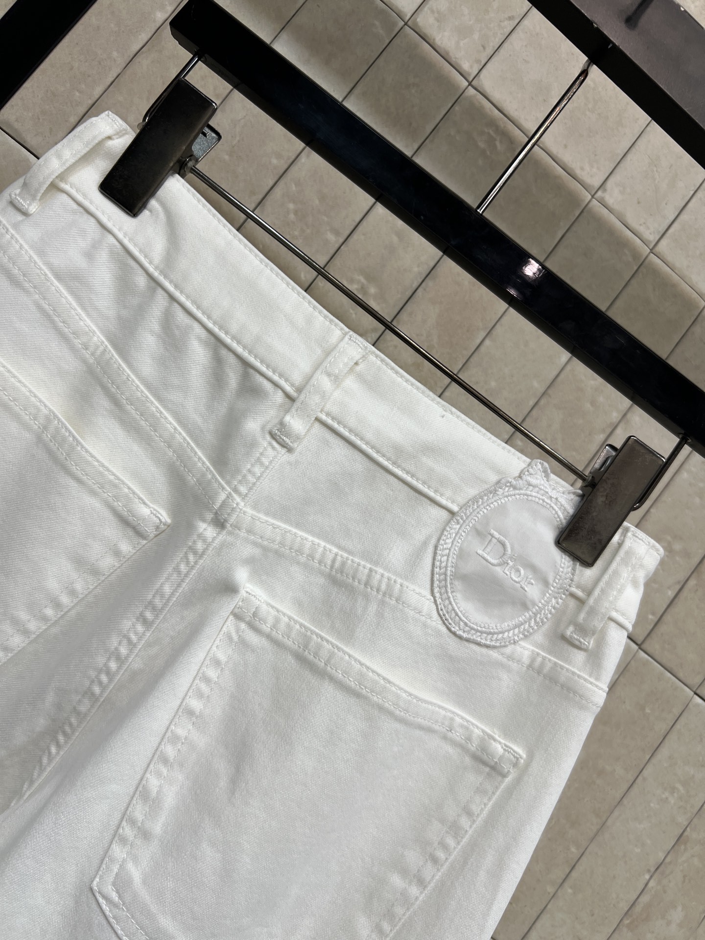 D家 26春夏新款 白色高腰阔腿裤 高腰收腹+立体中线阔腿版型 经典双口袋设计 实用又修饰臀型 棉质牛仔