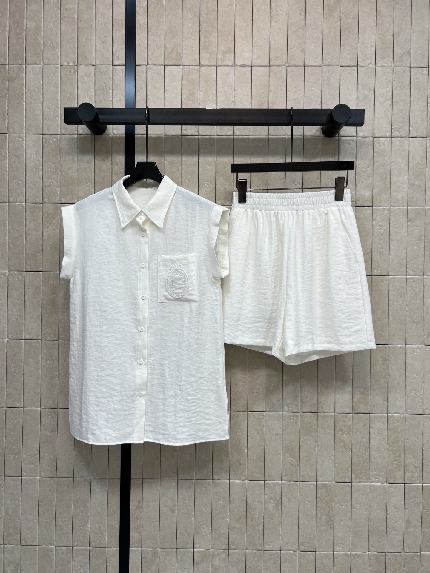 D家 26春夏新款 无袖衬衫套装 翻领无袖上衣+高腰短裤 立体褶皱肌理 软糯亲肤透气 利落翻领 小飞袖无