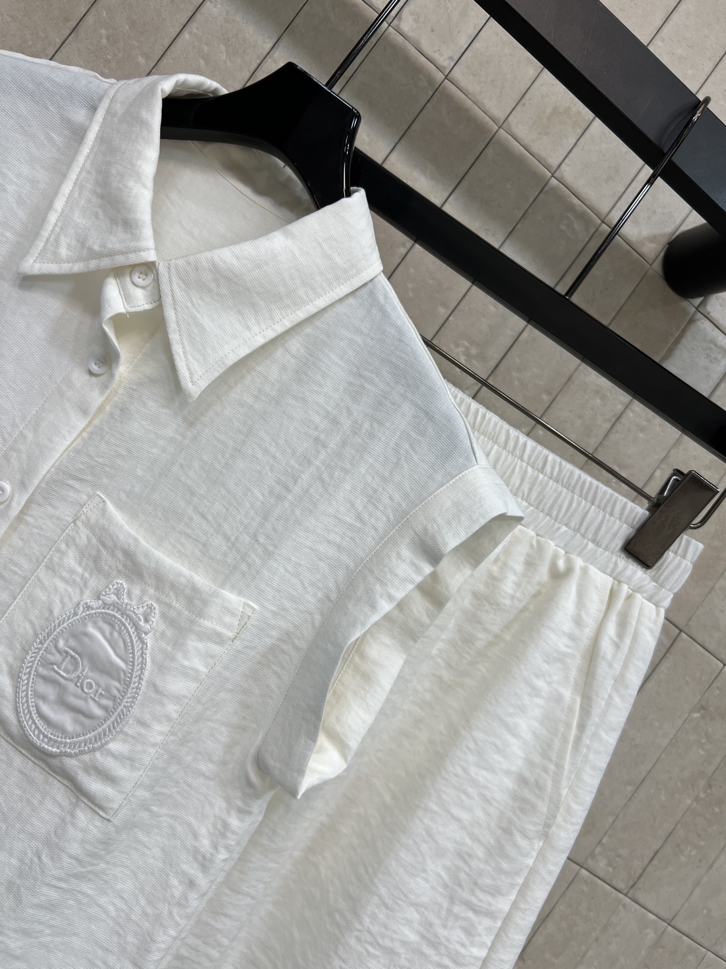 D家 26春夏新款 无袖衬衫套装 翻领无袖上衣+高腰短裤 立体褶皱肌理 软糯亲肤透气 利落翻领 小飞袖无