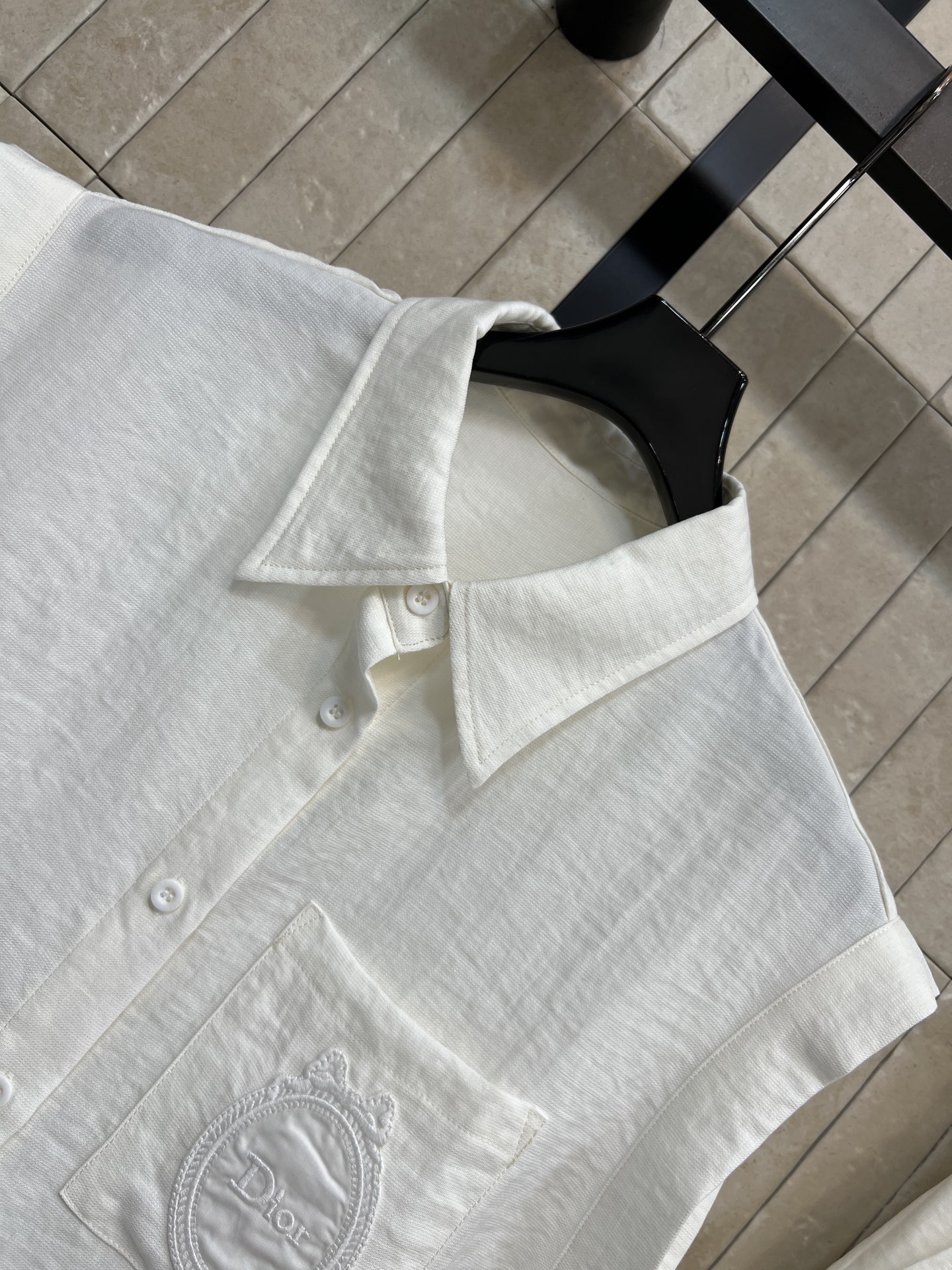 D家 26春夏新款 无袖衬衫套装 翻领无袖上衣+高腰短裤 立体褶皱肌理 软糯亲肤透气 利落翻领 小飞袖无