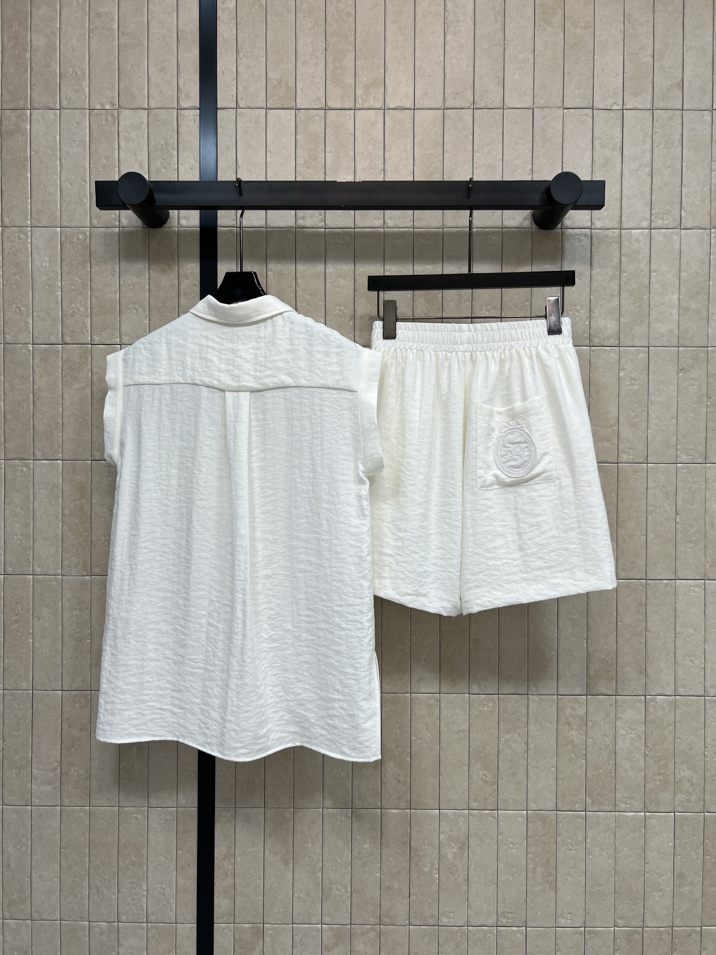 D家 26春夏新款 无袖衬衫套装 翻领无袖上衣+高腰短裤 立体褶皱肌理 软糯亲肤透气 利落翻领 小飞袖无