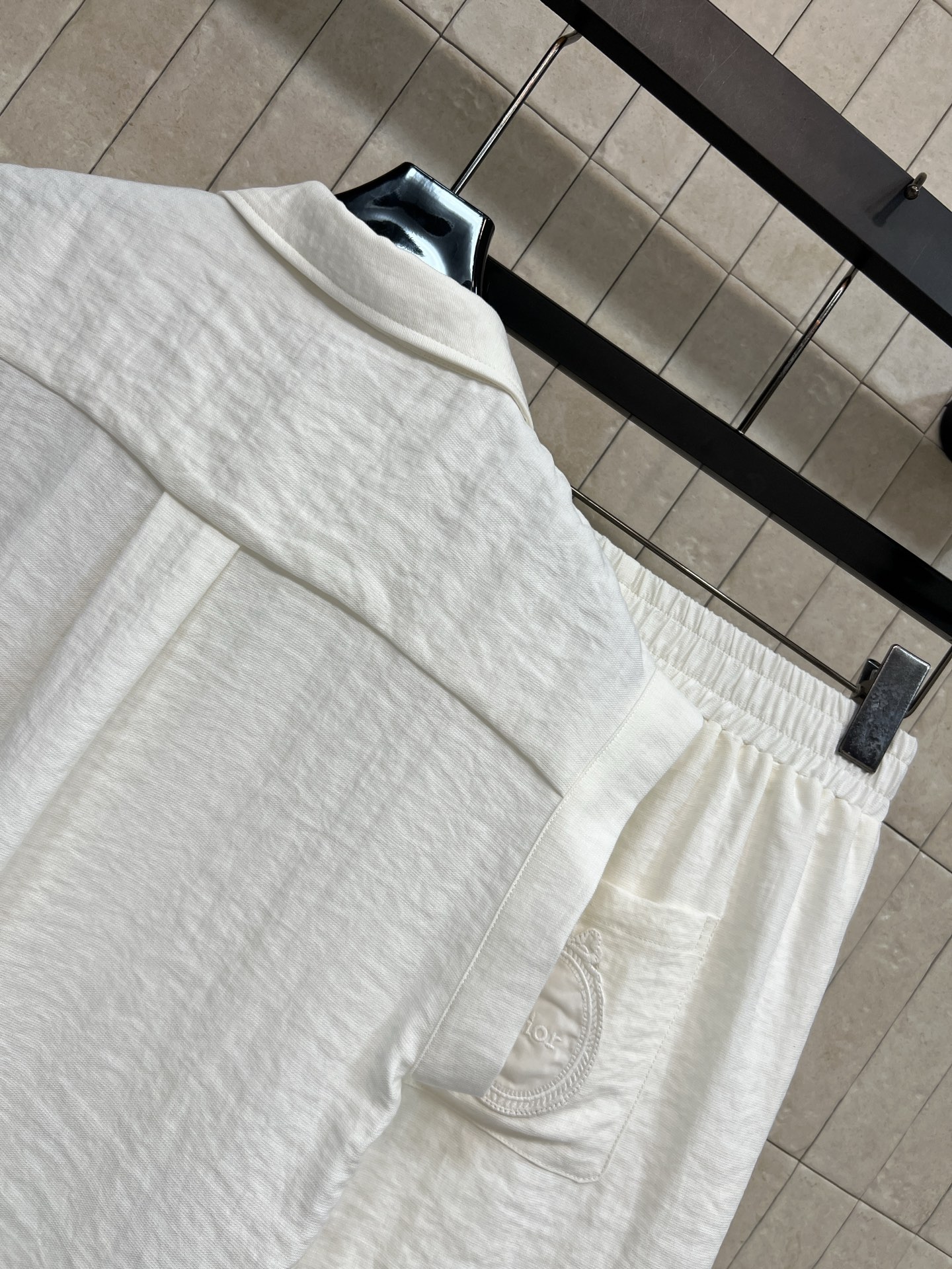 D家 26春夏新款 无袖衬衫套装 翻领无袖上衣+高腰短裤 立体褶皱肌理 软糯亲肤透气 利落翻领 小飞袖无