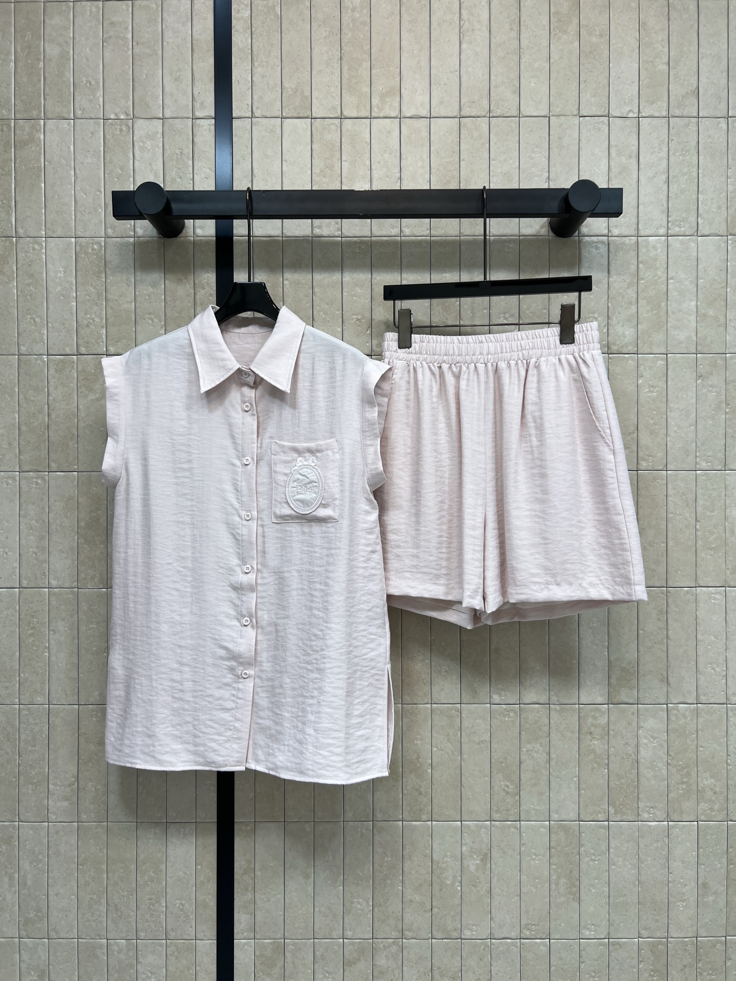 D家 26春夏新款 无袖衬衫套装 翻领无袖上衣+高腰短裤 立体褶皱肌理 软糯亲肤透气 利落翻领 小飞袖无