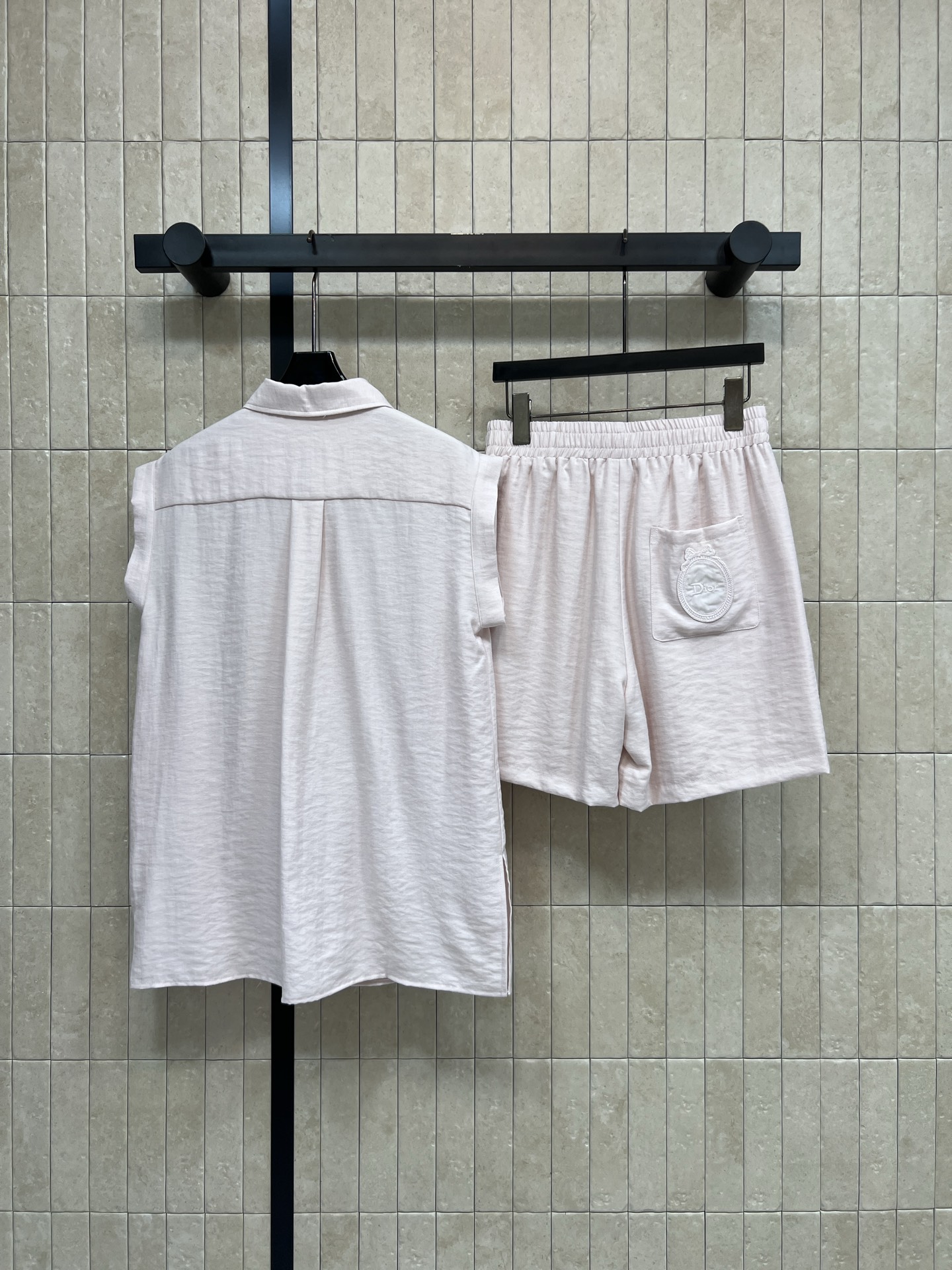 D家 26春夏新款 无袖衬衫套装 翻领无袖上衣+高腰短裤 立体褶皱肌理 软糯亲肤透气 利落翻领 小飞袖无