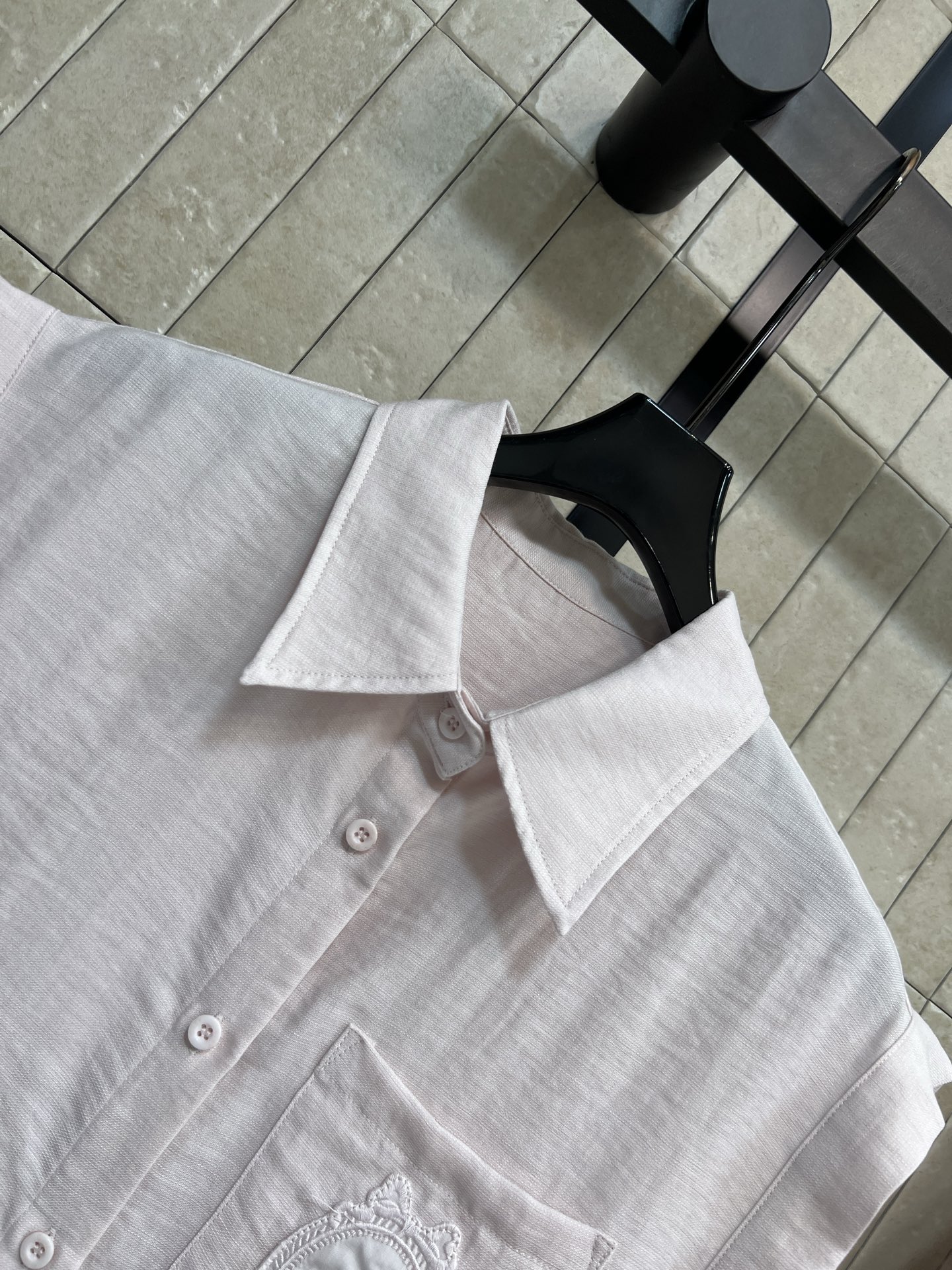 D家 26春夏新款 无袖衬衫套装 翻领无袖上衣+高腰短裤 立体褶皱肌理 软糯亲肤透气 利落翻领 小飞袖无