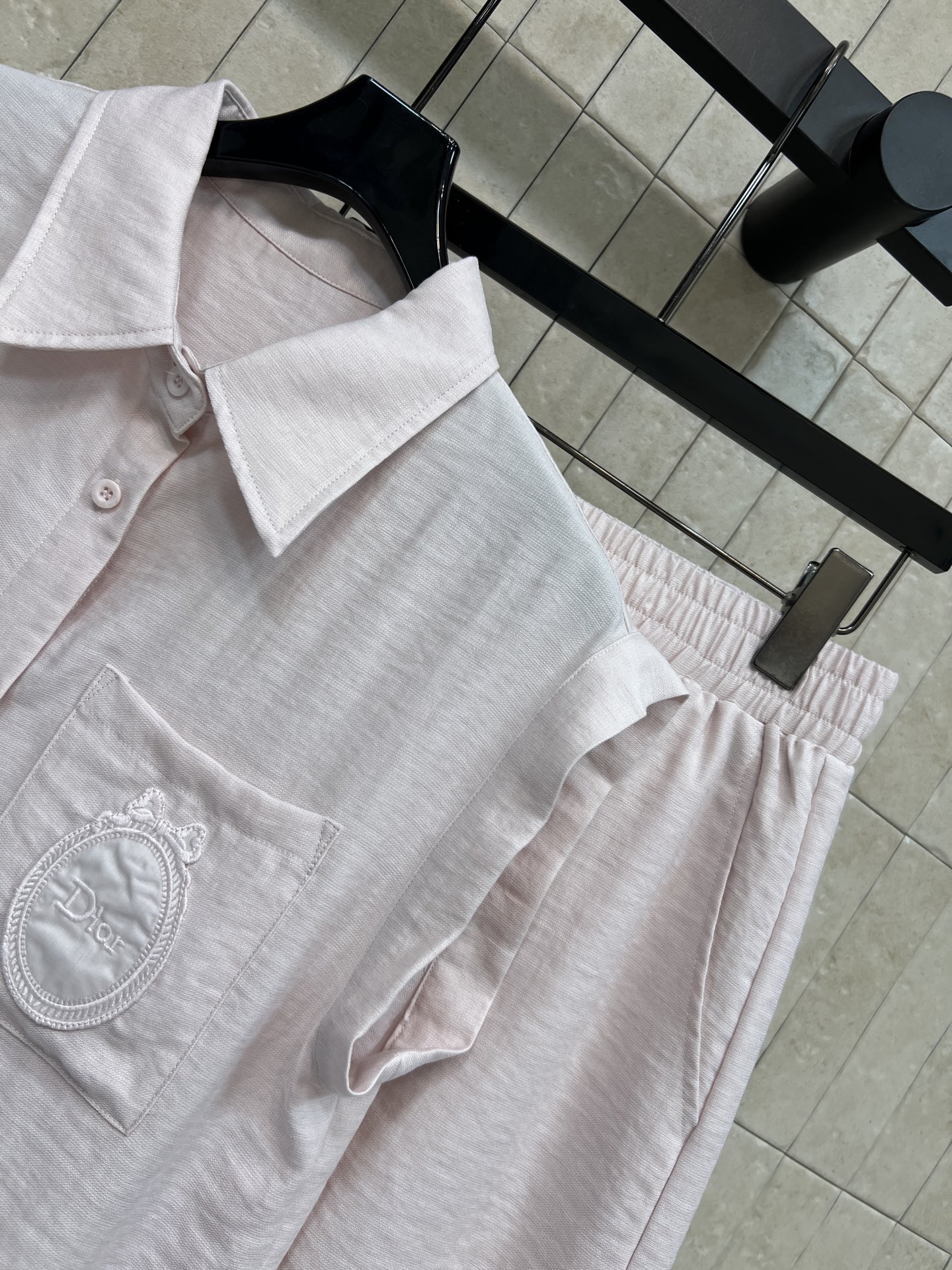 D家 26春夏新款 无袖衬衫套装 翻领无袖上衣+高腰短裤 立体褶皱肌理 软糯亲肤透气 利落翻领 小飞袖无