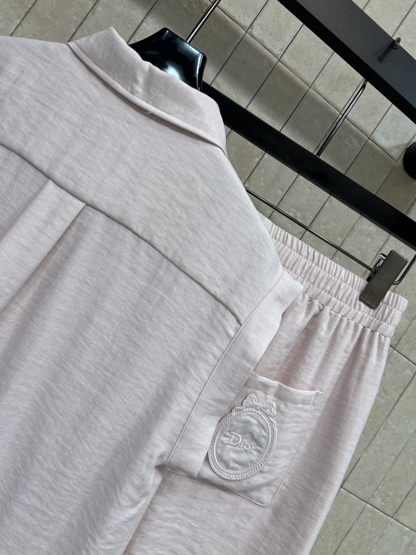 D家 26春夏新款 无袖衬衫套装 翻领无袖上衣+高腰短裤 立体褶皱肌理 软糯亲肤透气 利落翻领 小飞袖无