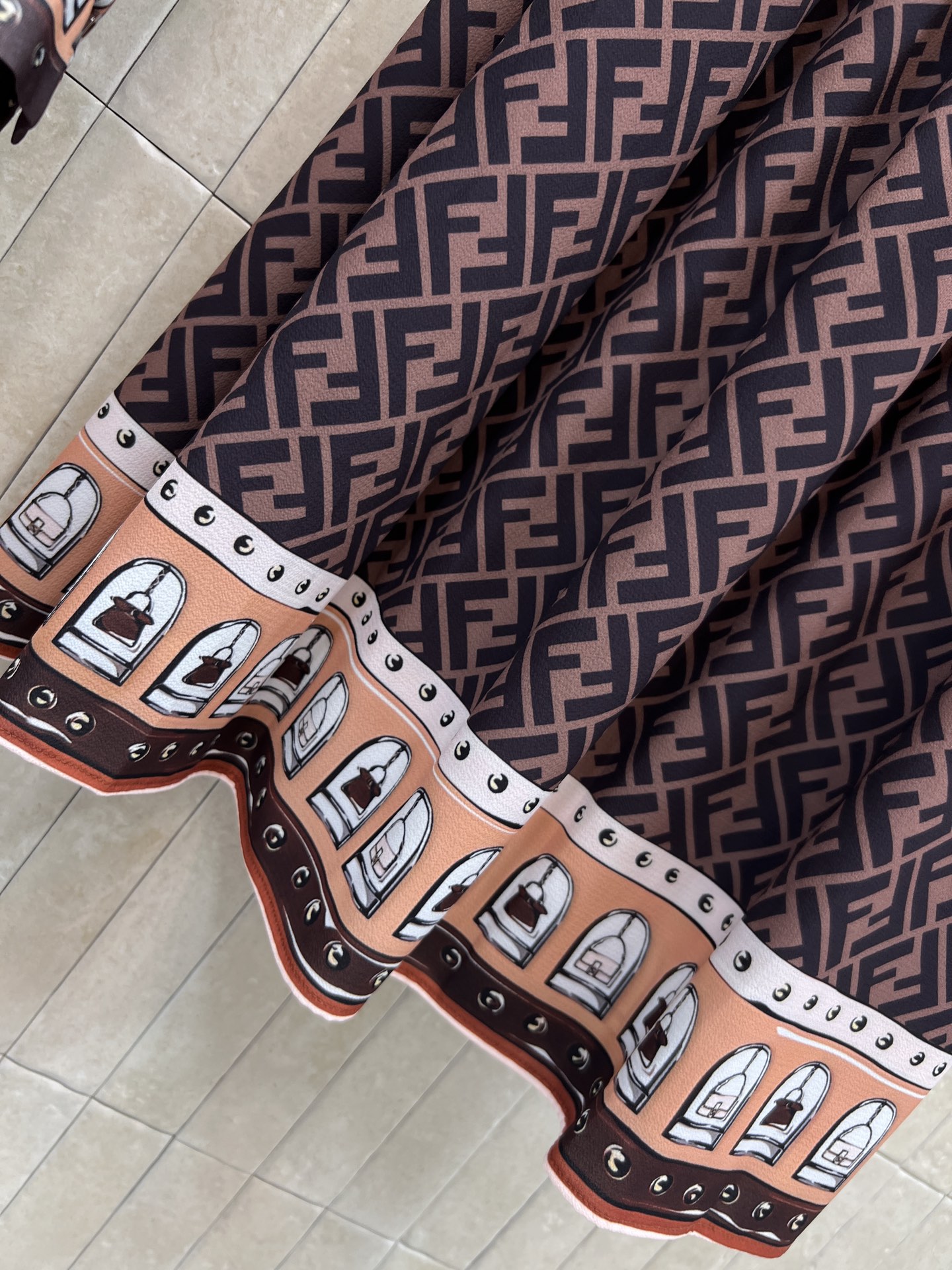 FD家 26春夏新款 老花衬衫套装 利落翻领衬衫+松紧腰大摆半裙 面料垂顺丝滑 袖口撞色包边印花设计 半