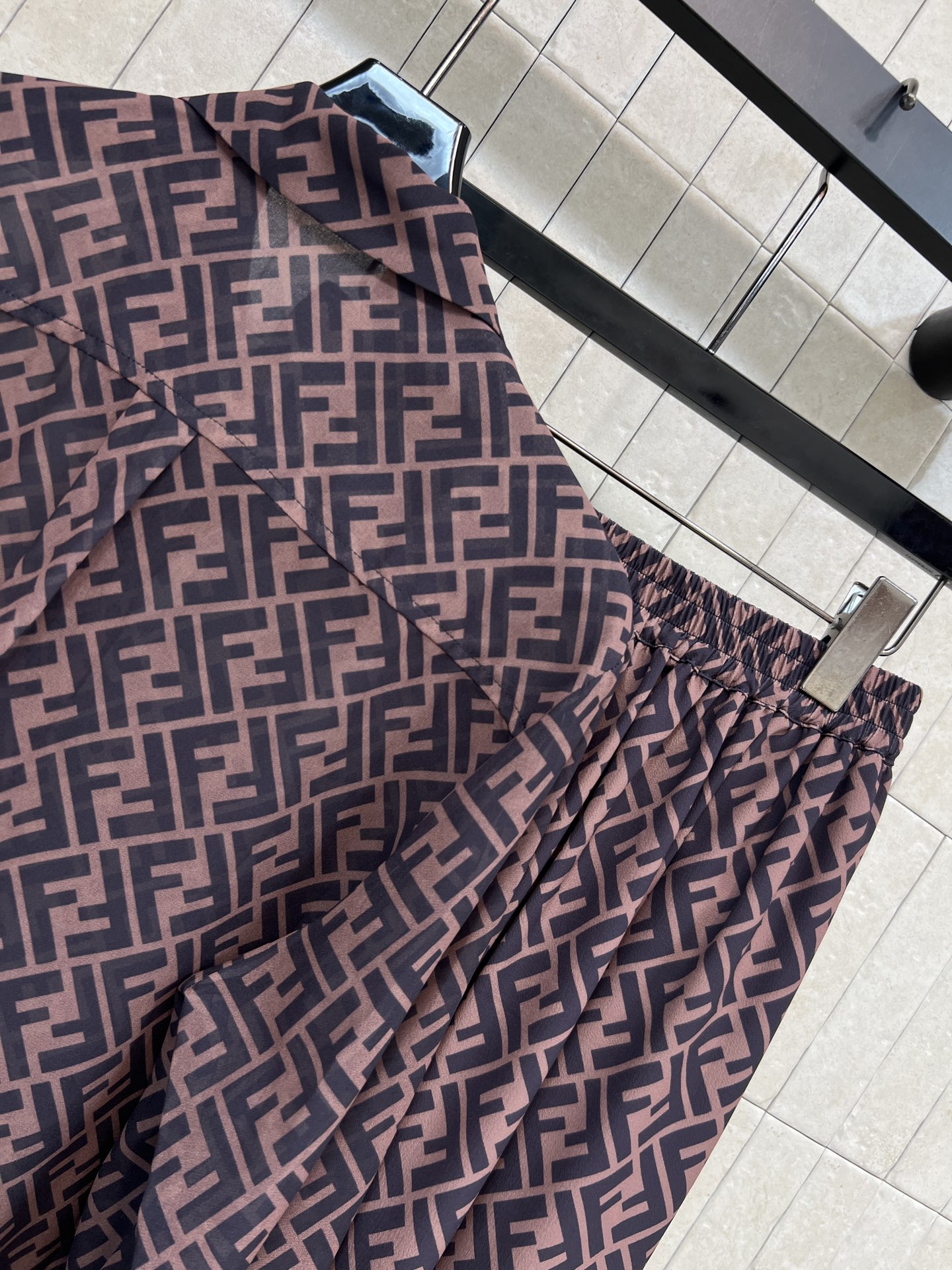 FD家 26春夏新款 老花衬衫套装 利落翻领衬衫+松紧腰大摆半裙 面料垂顺丝滑 袖口撞色包边印花设计 半