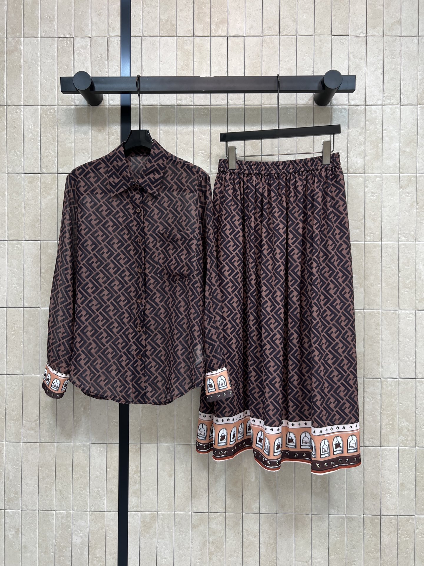 FD家 26春夏新款 老花衬衫套装 利落翻领衬衫+松紧腰大摆半裙 面料垂顺丝滑 袖口撞色包边印花设计 半