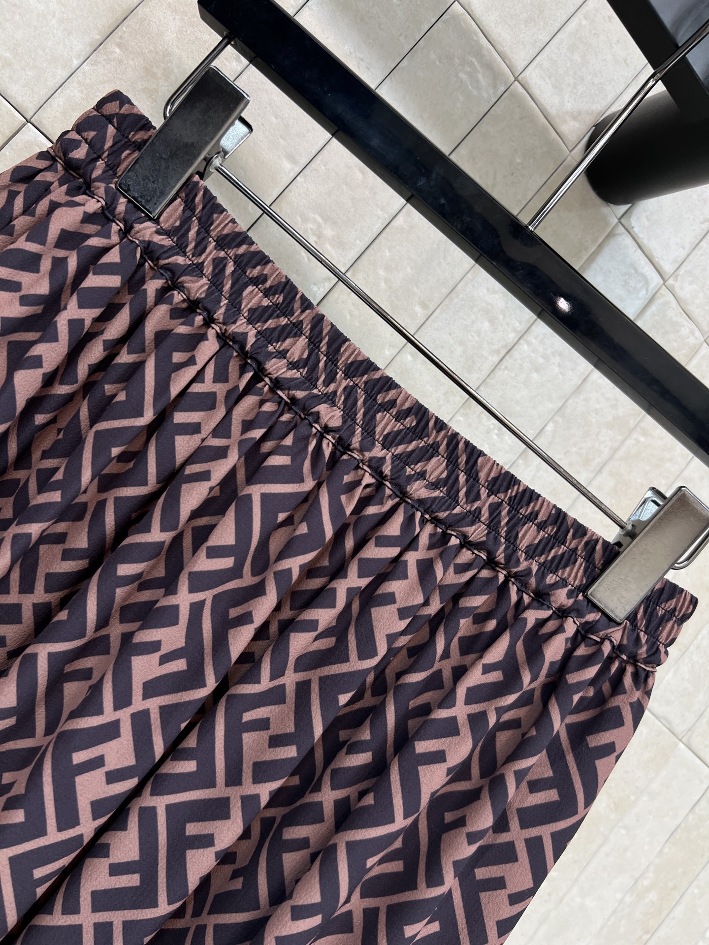 FD家 26春夏新款 老花衬衫套装 利落翻领衬衫+松紧腰大摆半裙 面料垂顺丝滑 袖口撞色包边印花设计 半