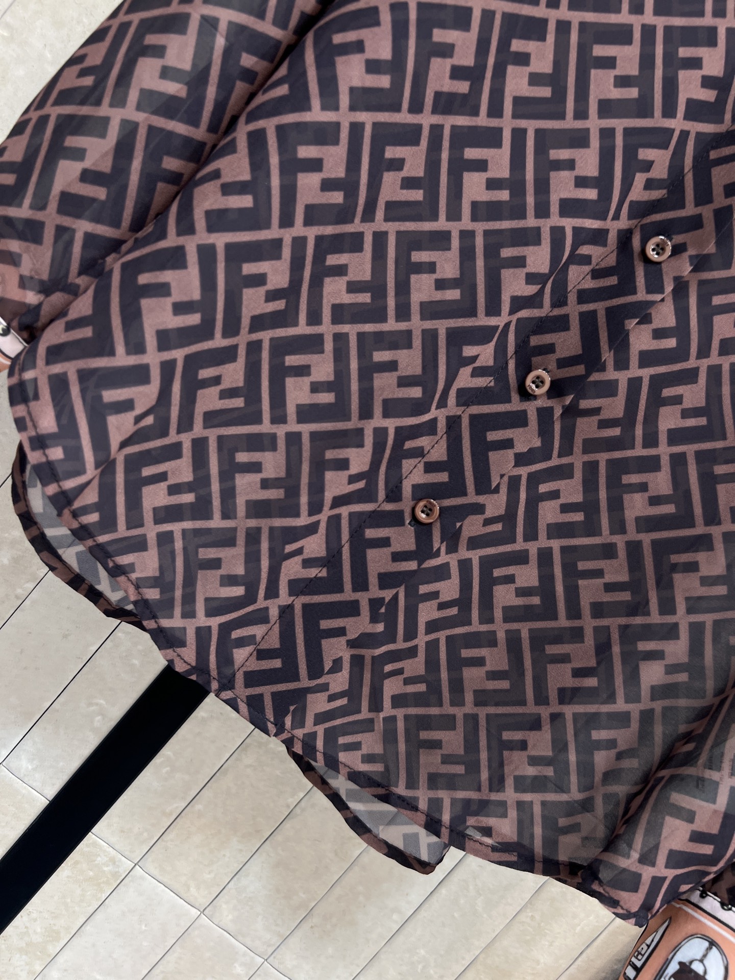 FD家 26春夏新款 老花衬衫套装 利落翻领衬衫+松紧腰大摆半裙 面料垂顺丝滑 袖口撞色包边印花设计 半