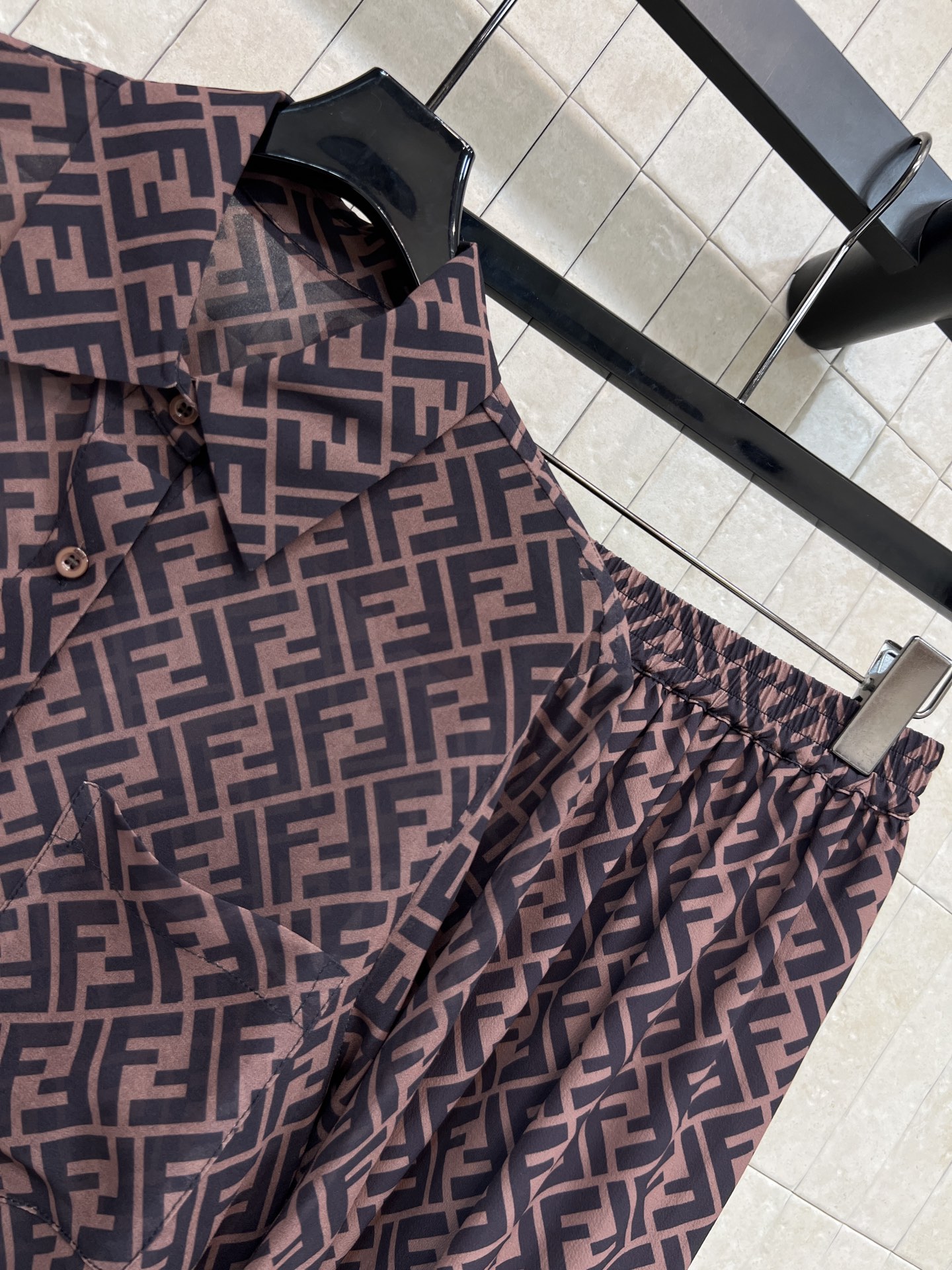 FD家 26春夏新款 老花衬衫套装 利落翻领衬衫+松紧腰大摆半裙 面料垂顺丝滑 袖口撞色包边印花设计 半