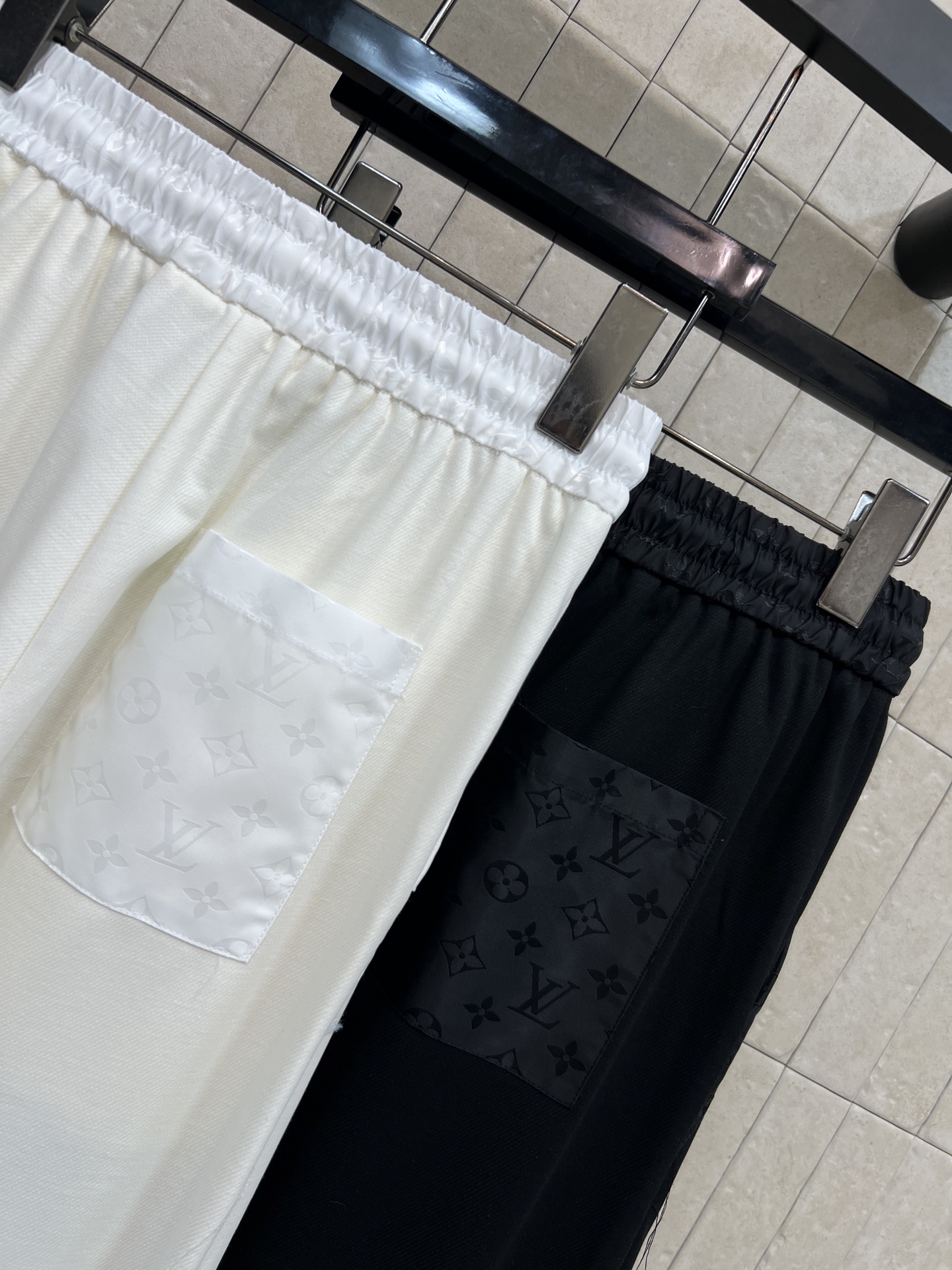 L家 26春夏新款 抽绳阔腿裤 宽松直筒设计 轻薄透气面料 抽绳腰部可自由调节 适合各种身材 垂坠感强 