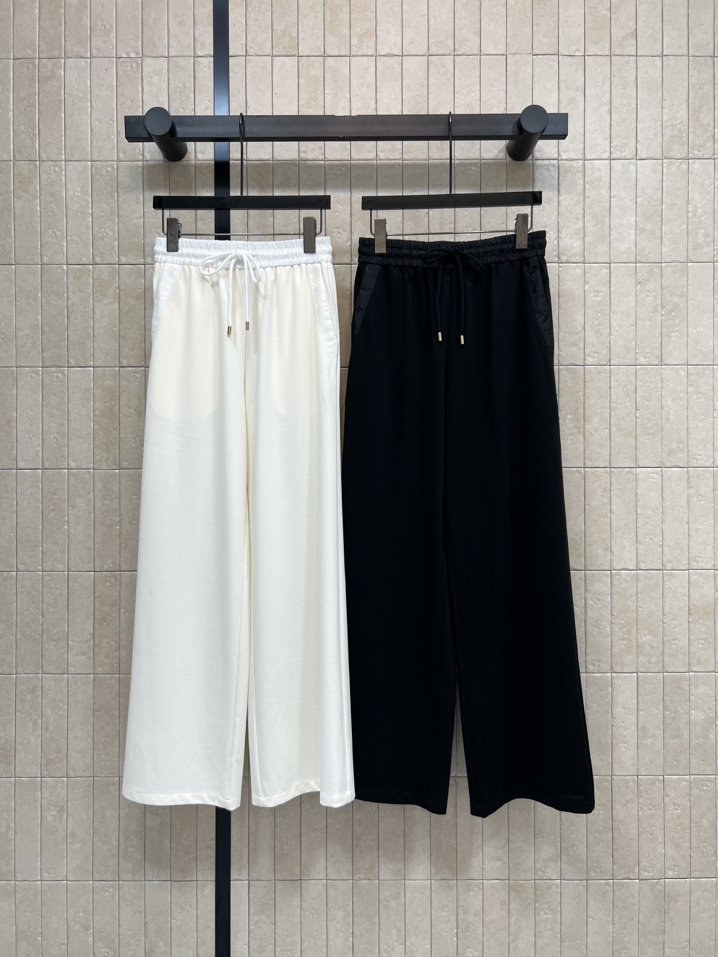 L家 26春夏新款 抽绳阔腿裤 宽松直筒设计 轻薄透气面料 抽绳腰部可自由调节 适合各种身材 垂坠感强 