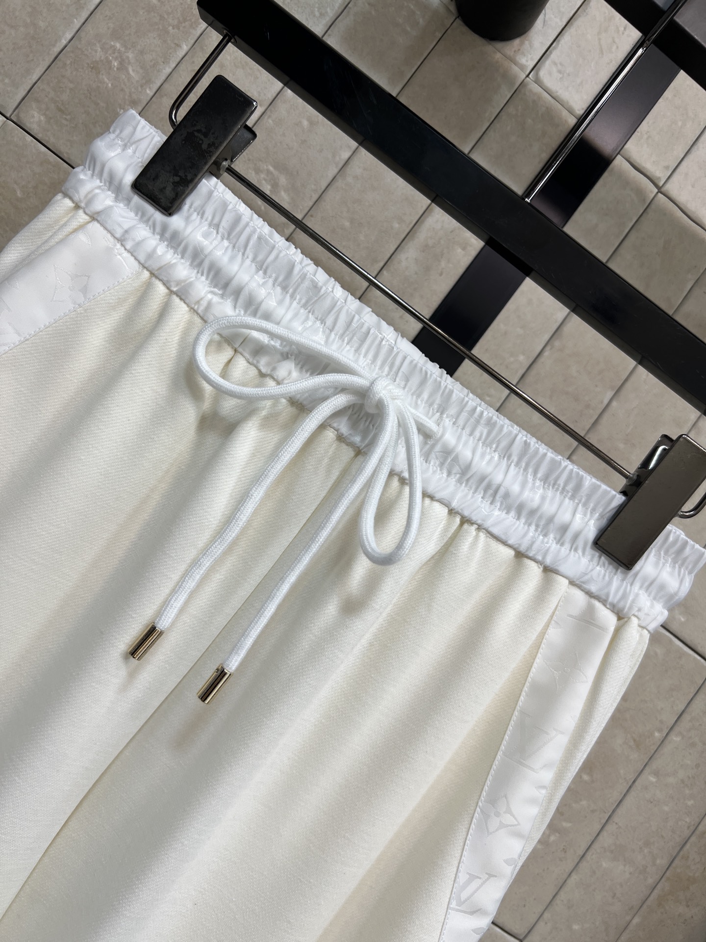 L家 26春夏新款 抽绳阔腿裤 宽松直筒设计 轻薄透气面料 抽绳腰部可自由调节 适合各种身材 垂坠感强 