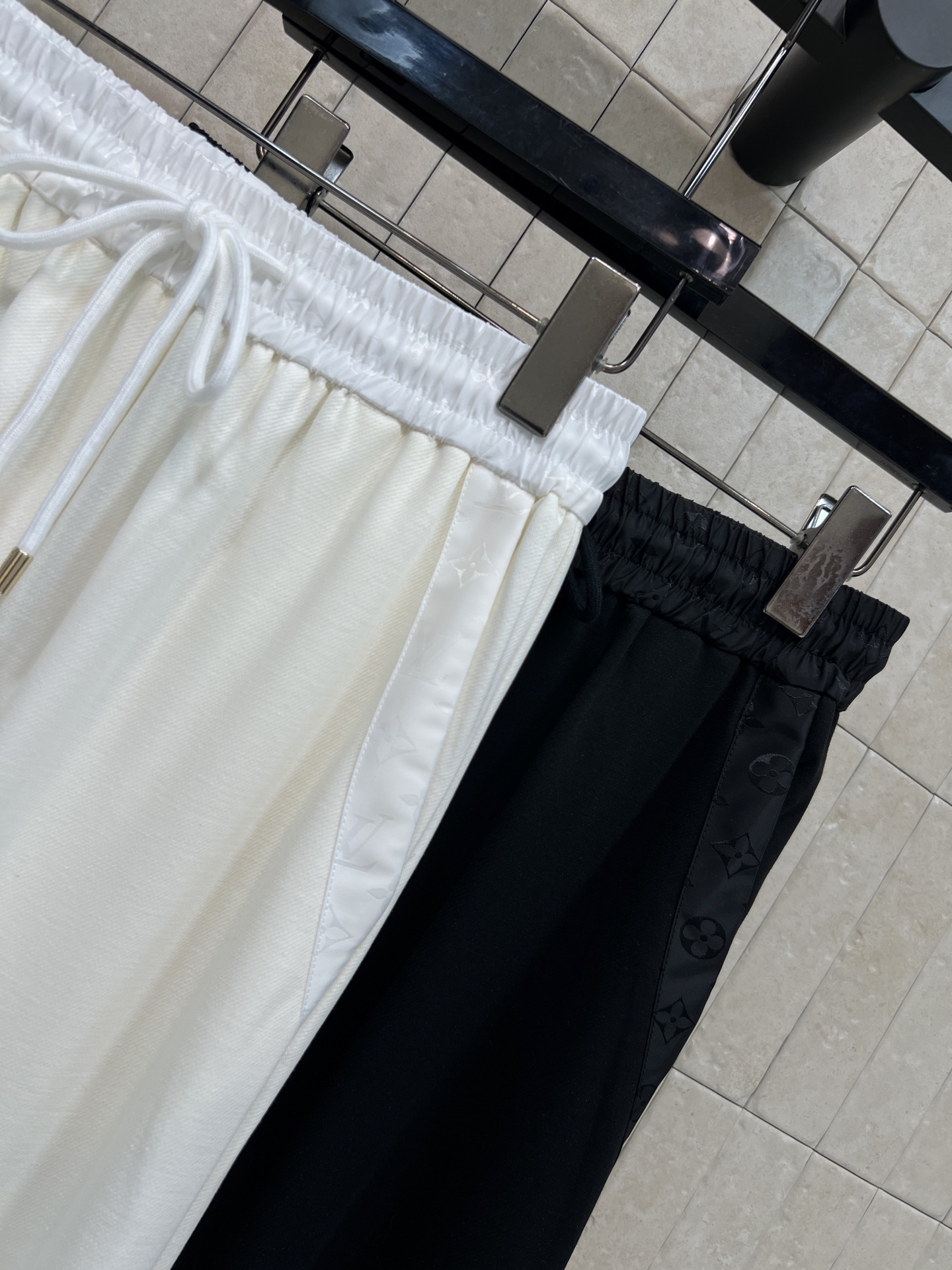 L家 26春夏新款 抽绳阔腿裤 宽松直筒设计 轻薄透气面料 抽绳腰部可自由调节 适合各种身材 垂坠感强 