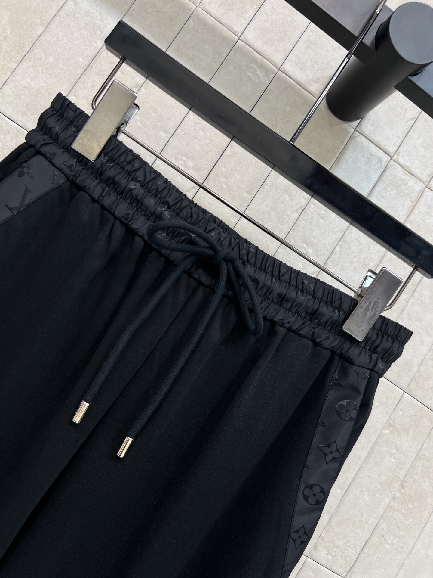 L家 26春夏新款 抽绳阔腿裤 宽松直筒设计 轻薄透气面料 抽绳腰部可自由调节 适合各种身材 垂坠感强 