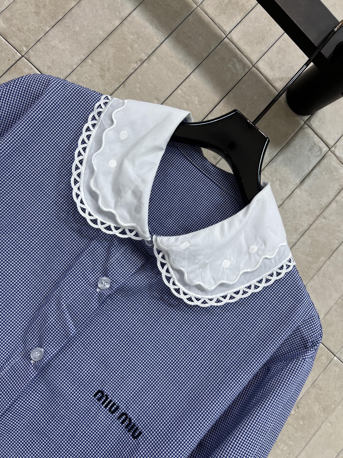 MIU家 26春夏新款 娃娃领长袖衬衫 纯棉挺括面料 精致花边娃娃领 宽松H型落肩长袖版型 不挑肩宽不挑