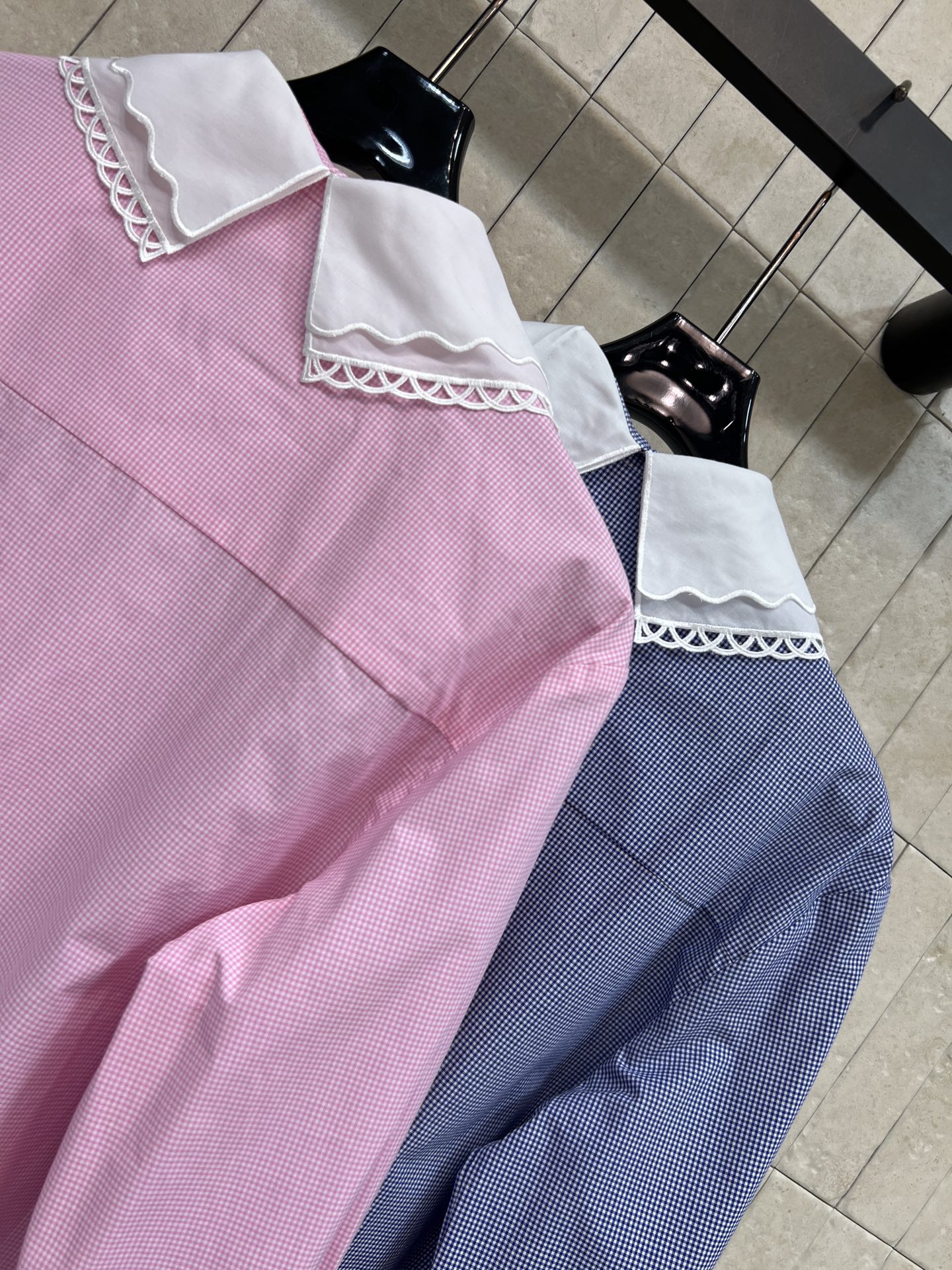 MIU家 26春夏新款 娃娃领长袖衬衫 纯棉挺括面料 精致花边娃娃领 宽松H型落肩长袖版型 不挑肩宽不挑