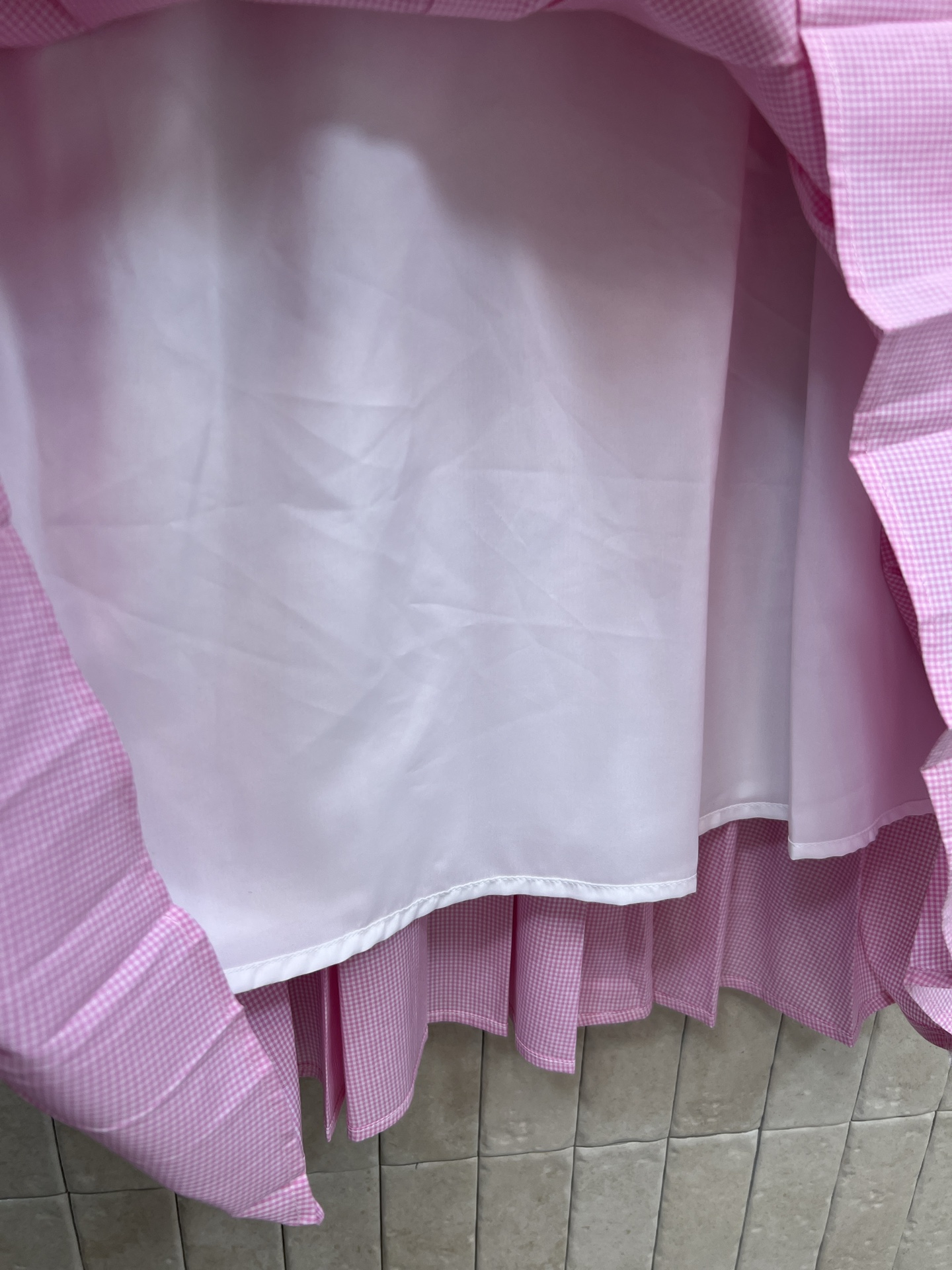 MIU家 26春夏新款 立领无袖连衣裙 木耳边领口+小飞袖 少女感满满 胸口Logo低调精致 收腰百褶裙