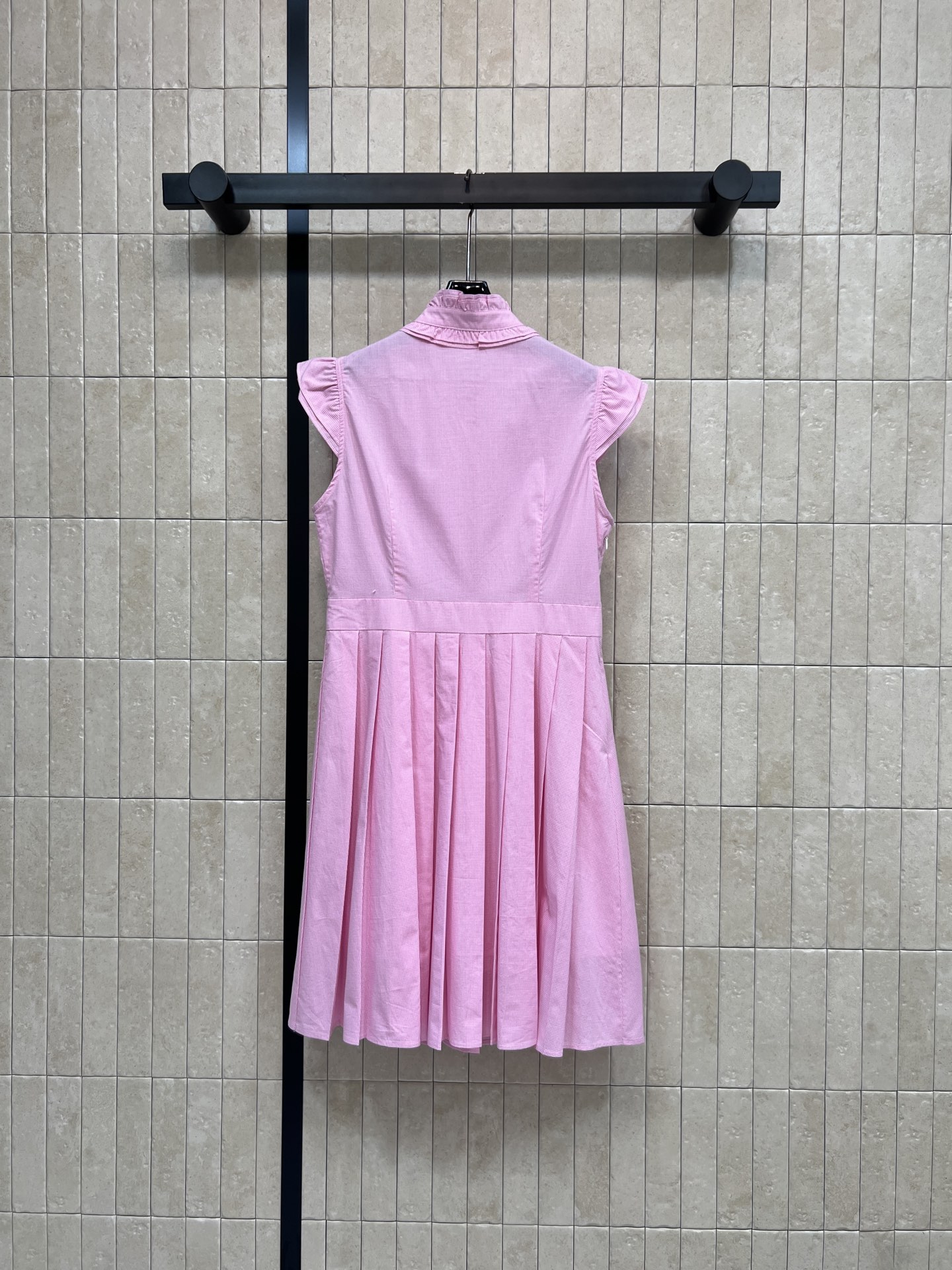 MIU家 26春夏新款 立领无袖连衣裙 木耳边领口+小飞袖 少女感满满 胸口Logo低调精致 收腰百褶裙