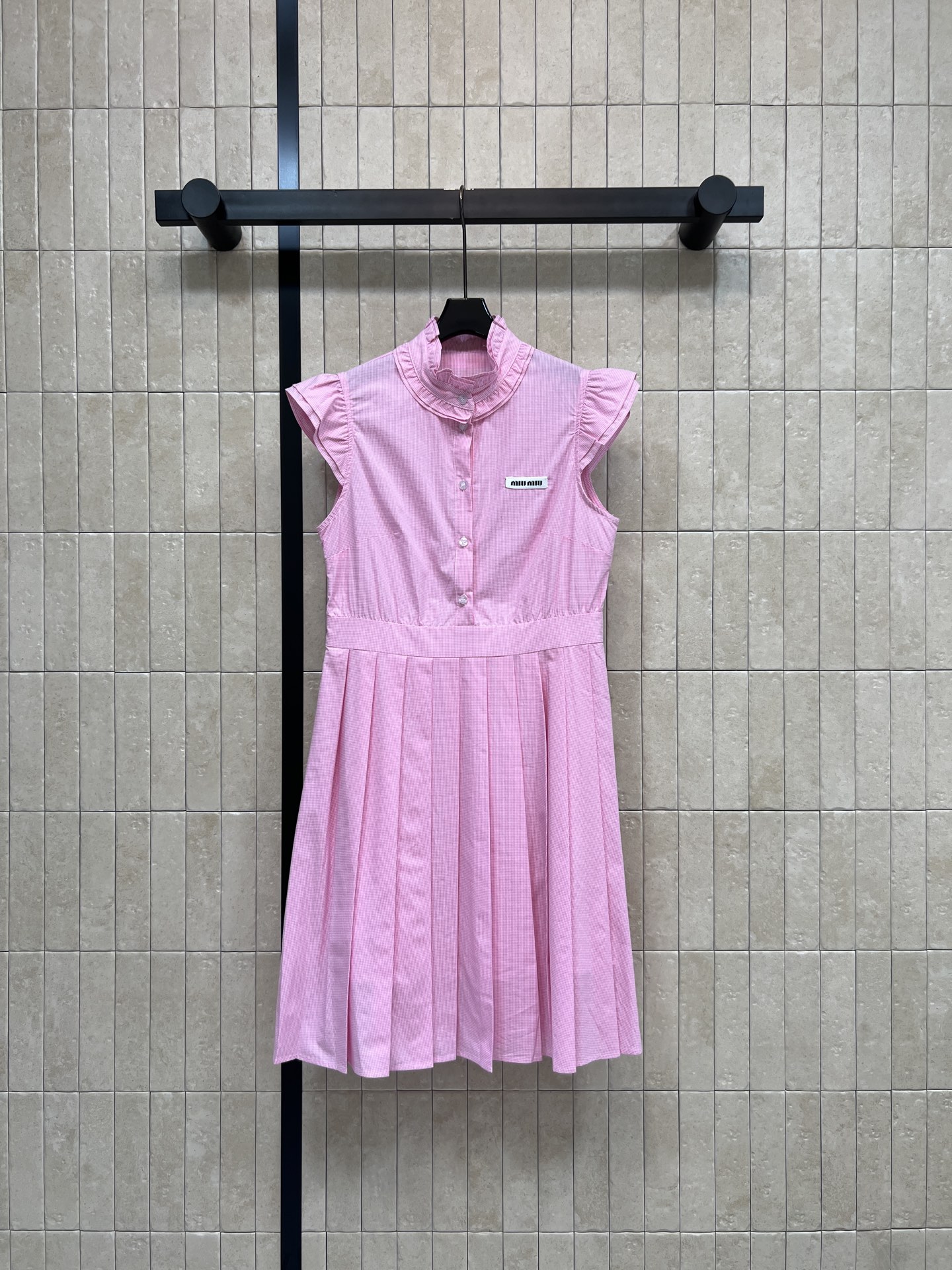 MIU家 26春夏新款 立领无袖连衣裙 木耳边领口+小飞袖 少女感满满 胸口Logo低调精致 收腰百褶裙