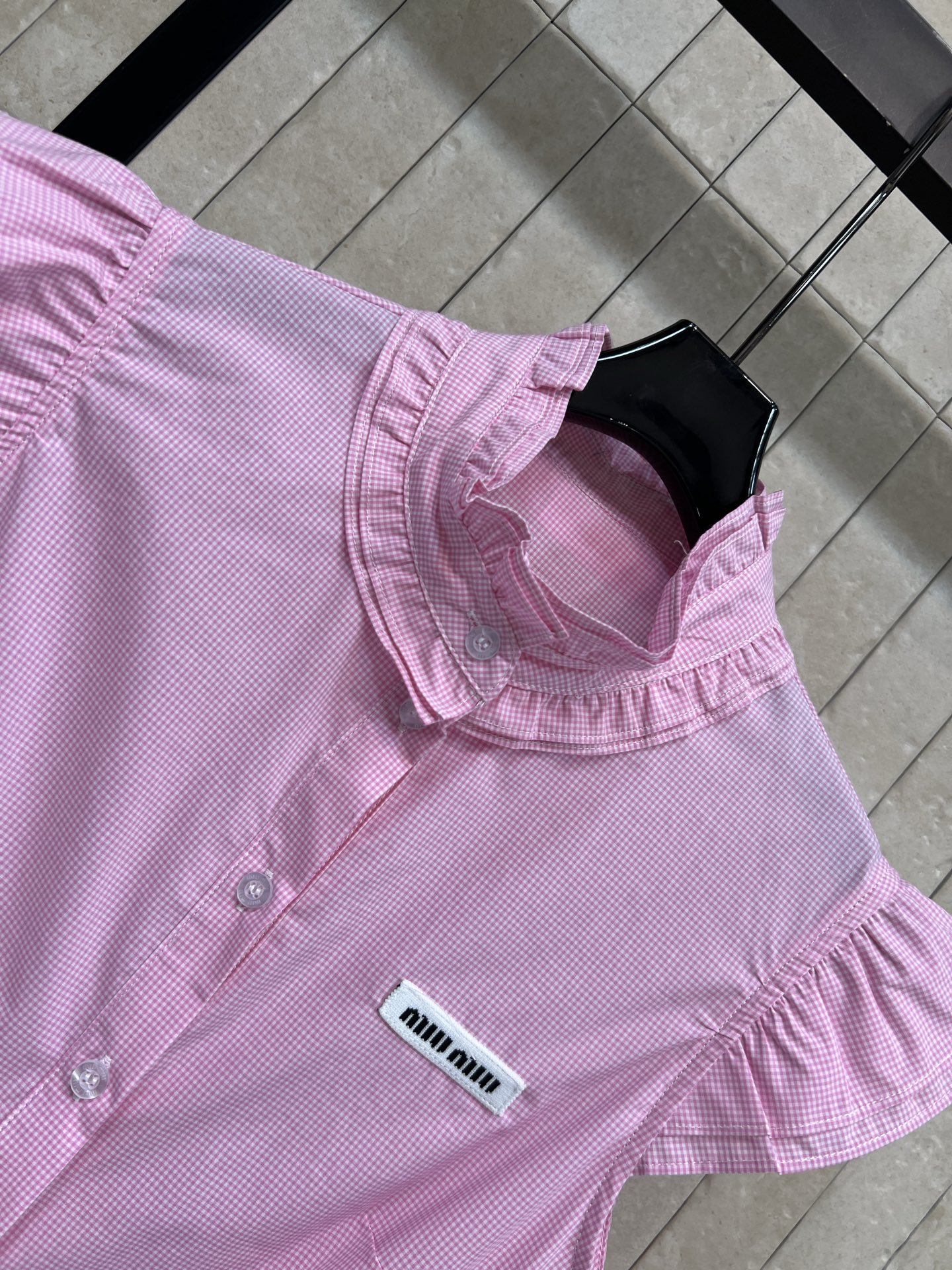 MIU家 26春夏新款 立领无袖连衣裙 木耳边领口+小飞袖 少女感满满 胸口Logo低调精致 收腰百褶裙