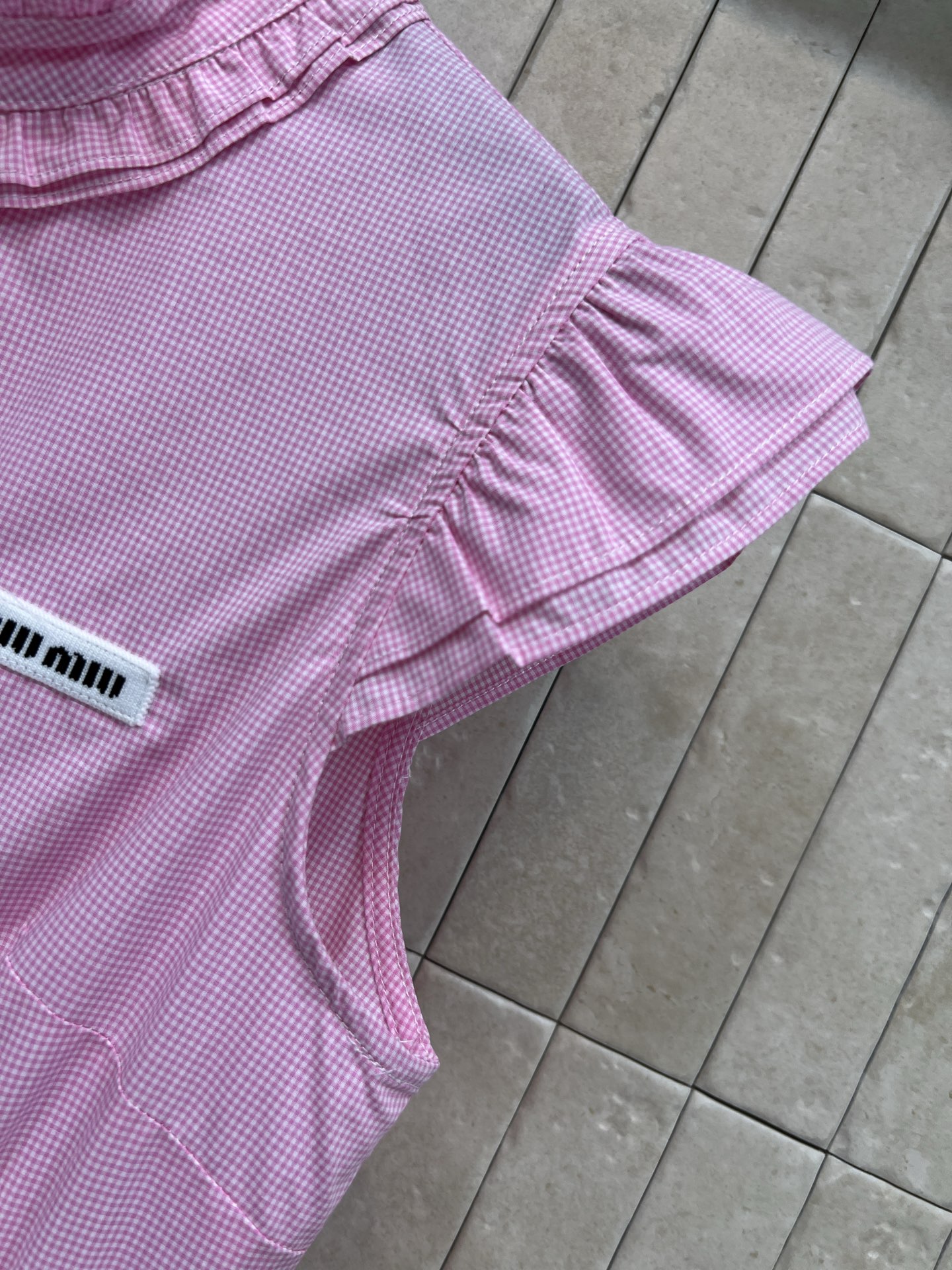 MIU家 26春夏新款 立领无袖连衣裙 木耳边领口+小飞袖 少女感满满 胸口Logo低调精致 收腰百褶裙