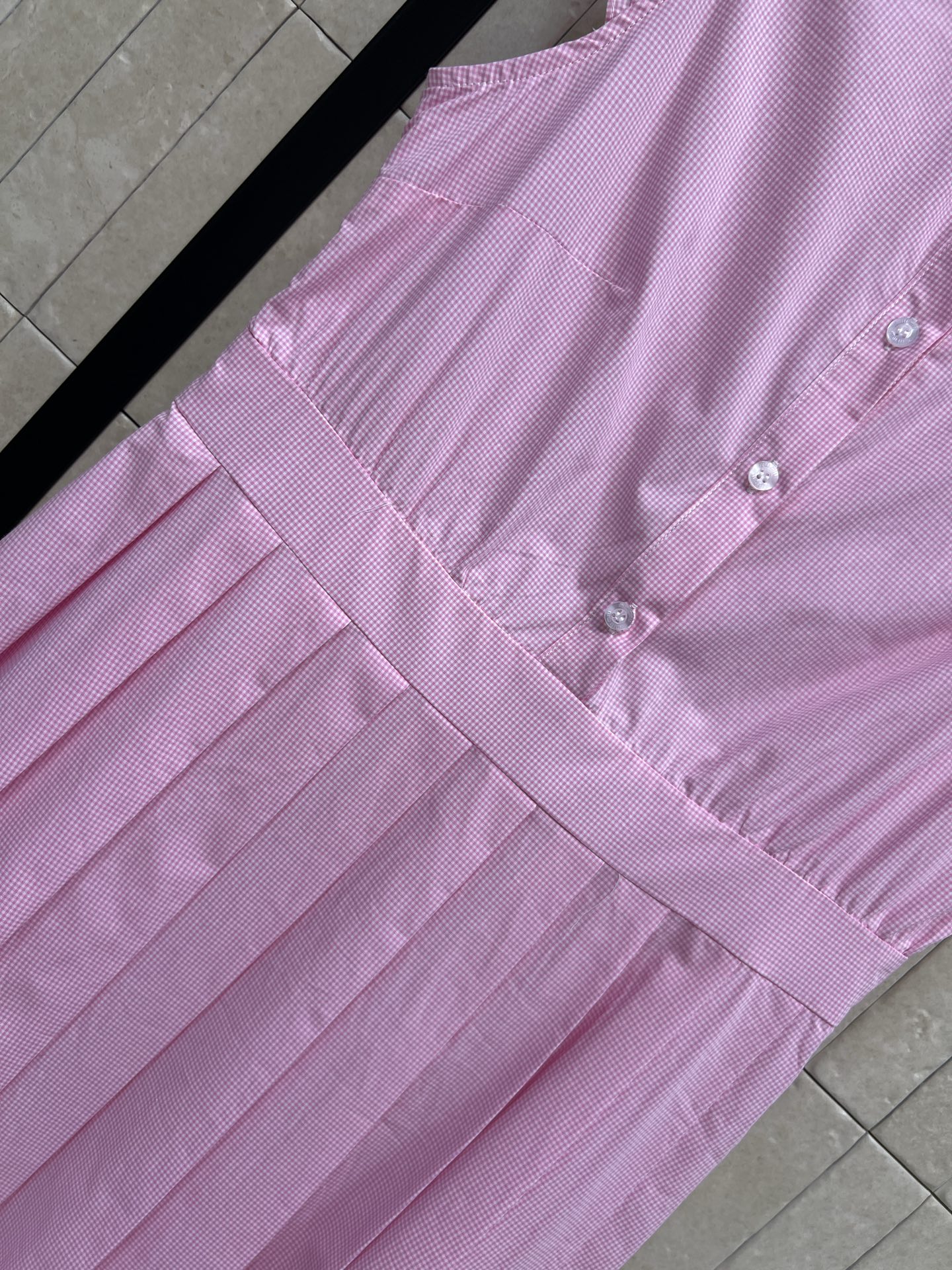 MIU家 26春夏新款 立领无袖连衣裙 木耳边领口+小飞袖 少女感满满 胸口Logo低调精致 收腰百褶裙