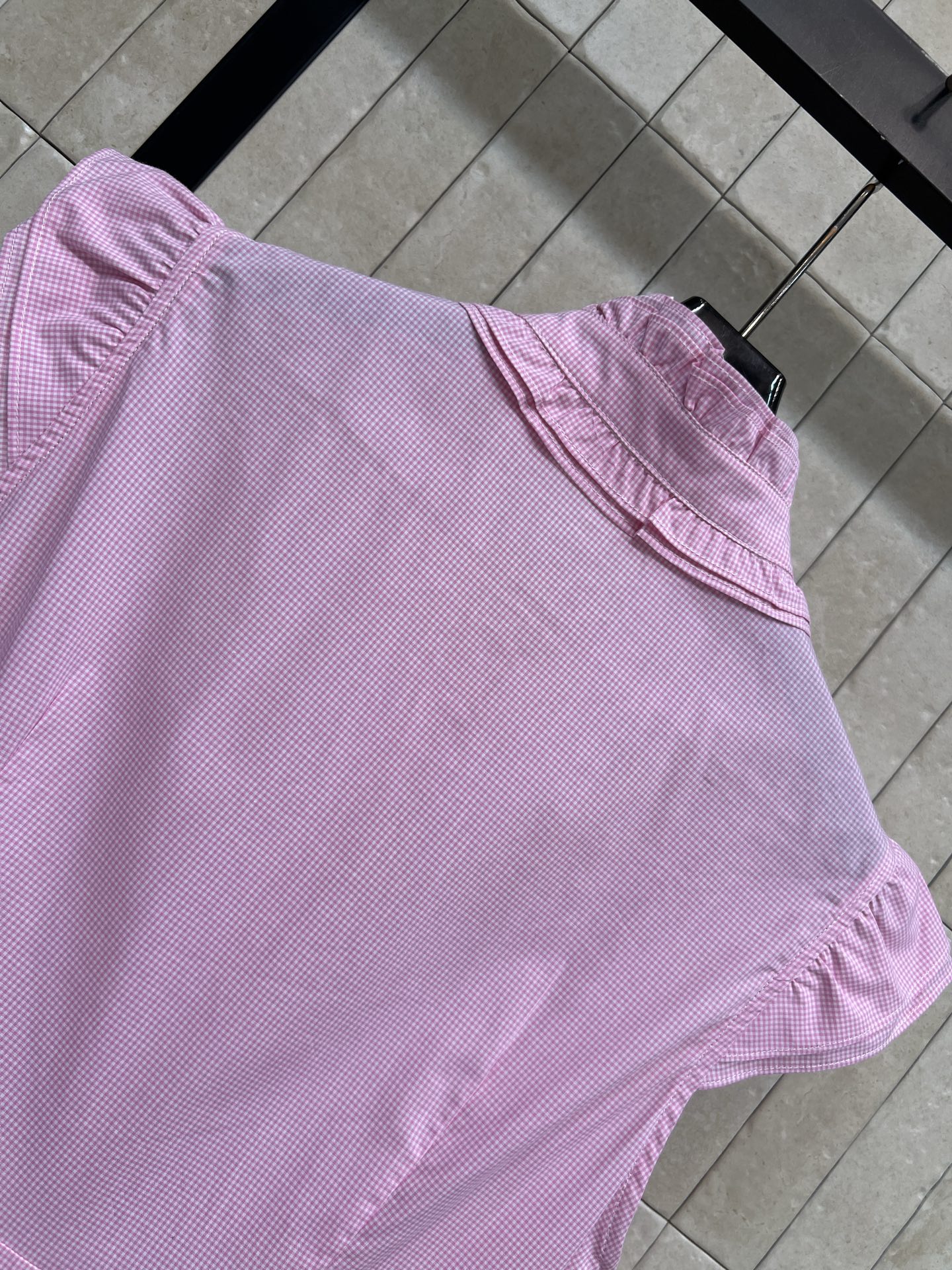 MIU家 26春夏新款 立领无袖连衣裙 木耳边领口+小飞袖 少女感满满 胸口Logo低调精致 收腰百褶裙