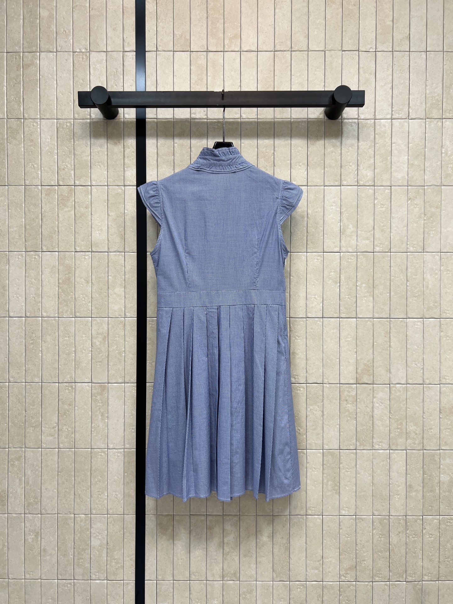 MIU家 26春夏新款 立领无袖连衣裙 木耳边领口+小飞袖 少女感满满 胸口Logo低调精致 收腰百褶裙