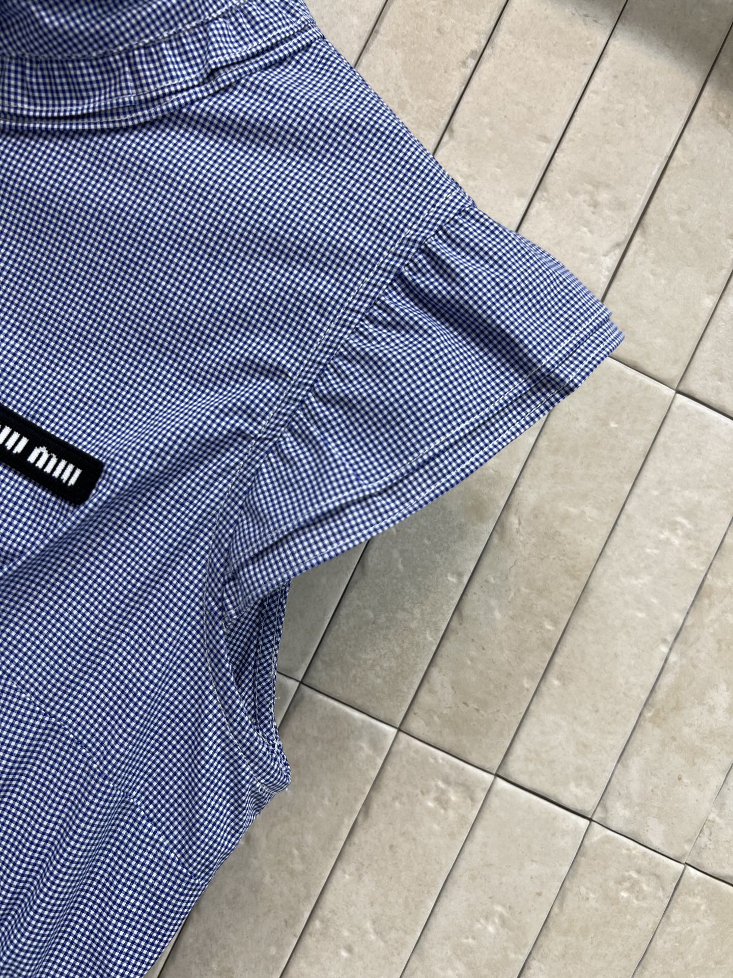 MIU家 26春夏新款 立领无袖连衣裙 木耳边领口+小飞袖 少女感满满 胸口Logo低调精致 收腰百褶裙