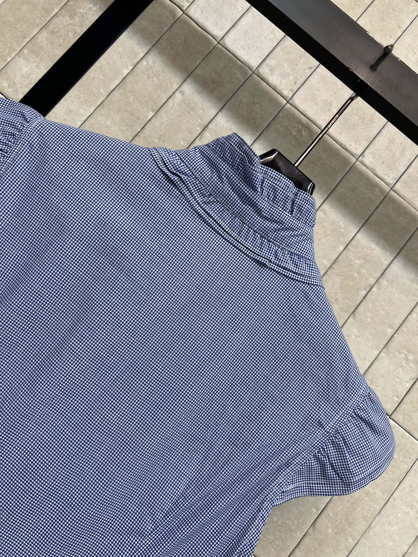 MIU家 26春夏新款 立领无袖连衣裙 木耳边领口+小飞袖 少女感满满 胸口Logo低调精致 收腰百褶裙