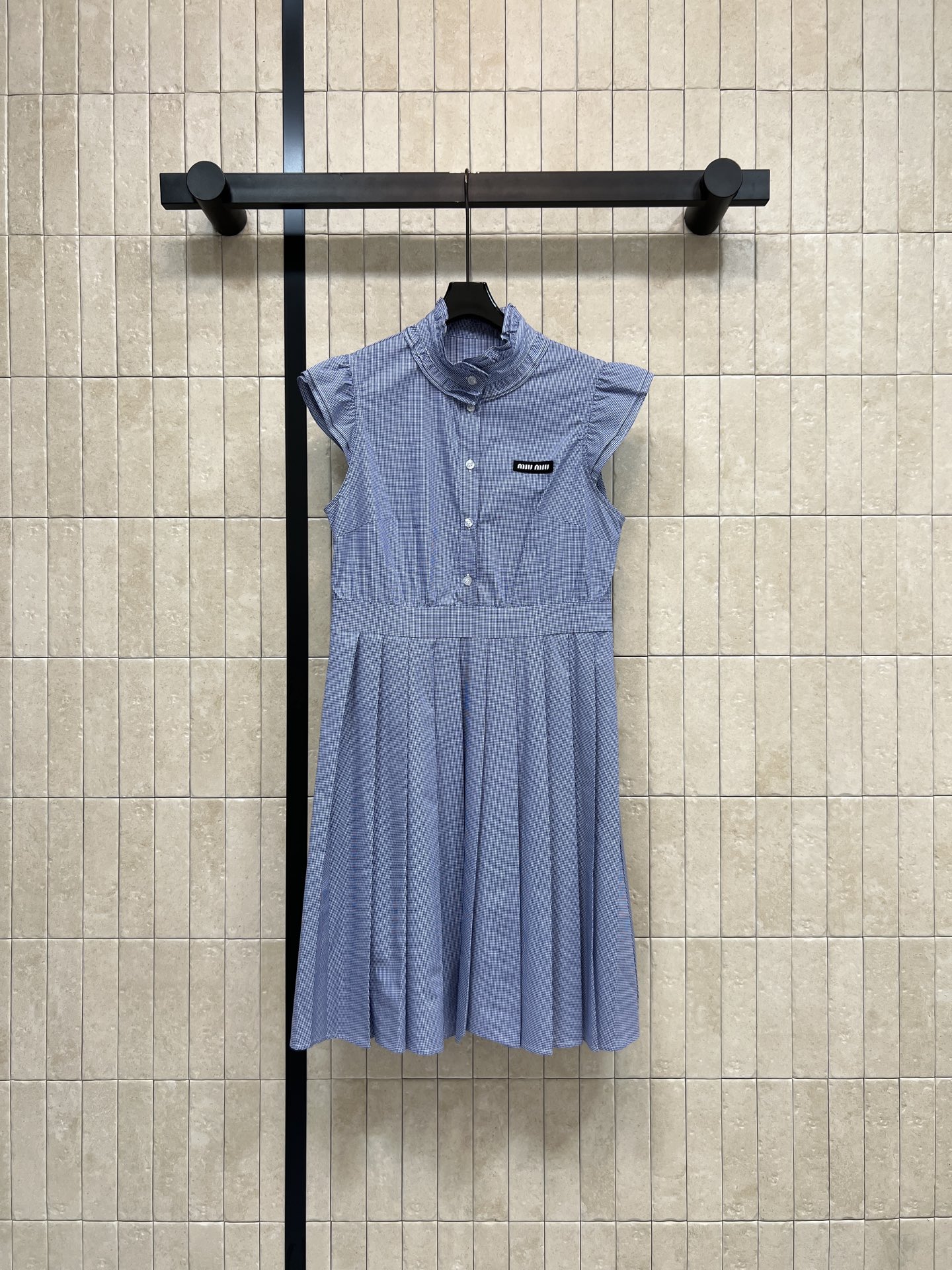 MIU家 26春夏新款 立领无袖连衣裙 木耳边领口+小飞袖 少女感满满 胸口Logo低调精致 收腰百褶裙