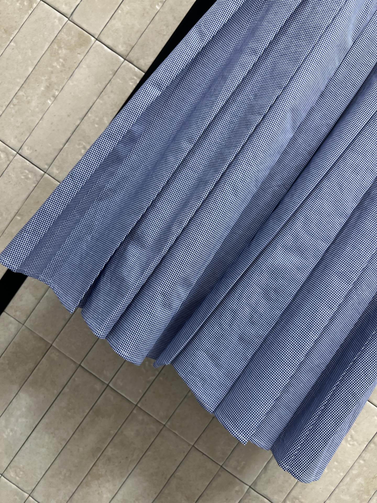 MIU家 26春夏新款 立领无袖连衣裙 木耳边领口+小飞袖 少女感满满 胸口Logo低调精致 收腰百褶裙