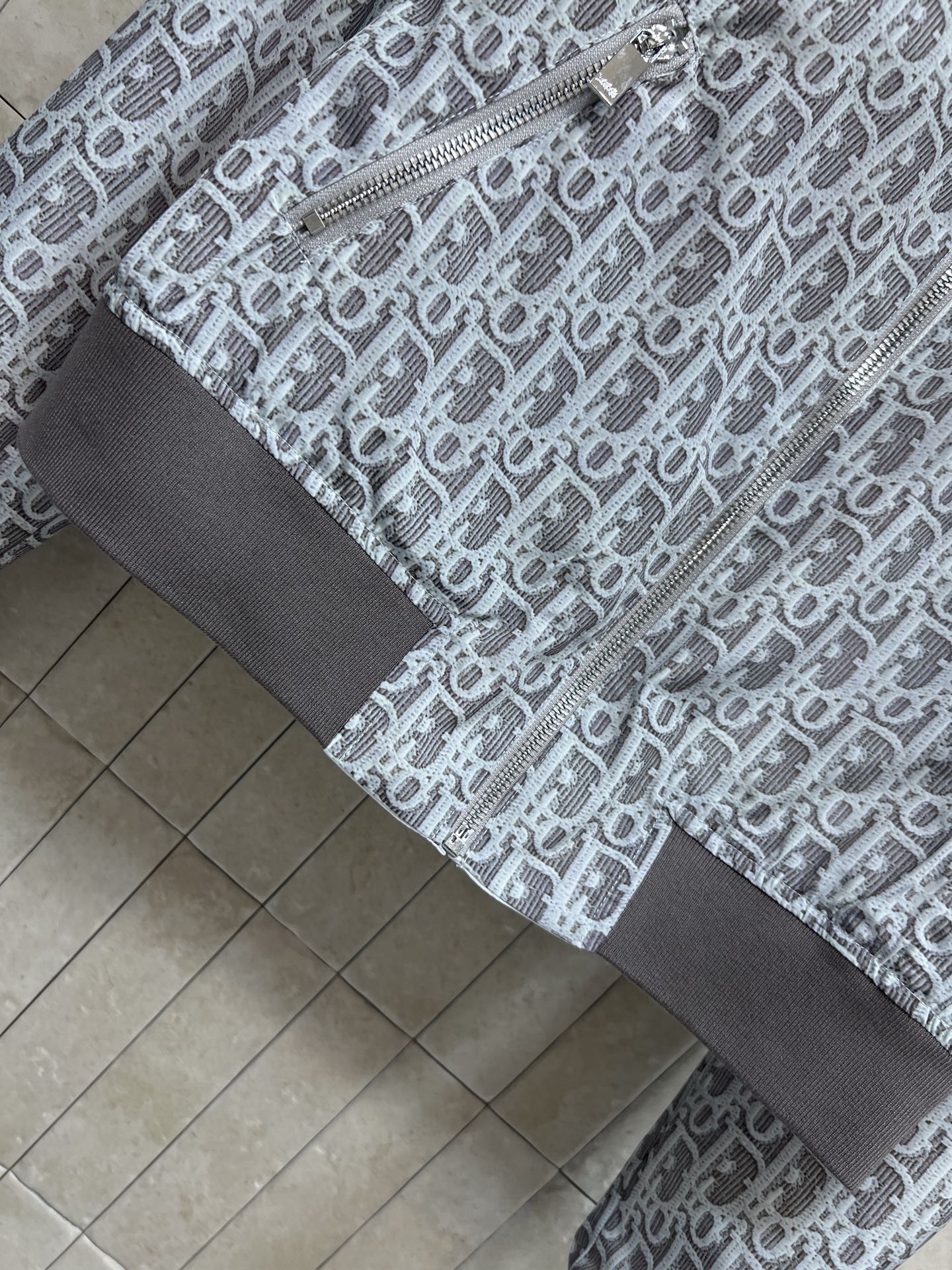 D家 26春夏新款 老花立领外套 面料轻盈透气 立领+拉链设计 袖口和下摆撞色螺纹弹力收紧 一面满印徽标