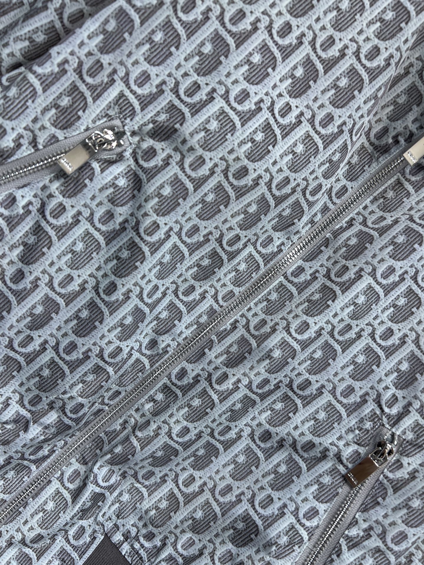 D家 26春夏新款 老花立领外套 面料轻盈透气 立领+拉链设计 袖口和下摆撞色螺纹弹力收紧 一面满印徽标