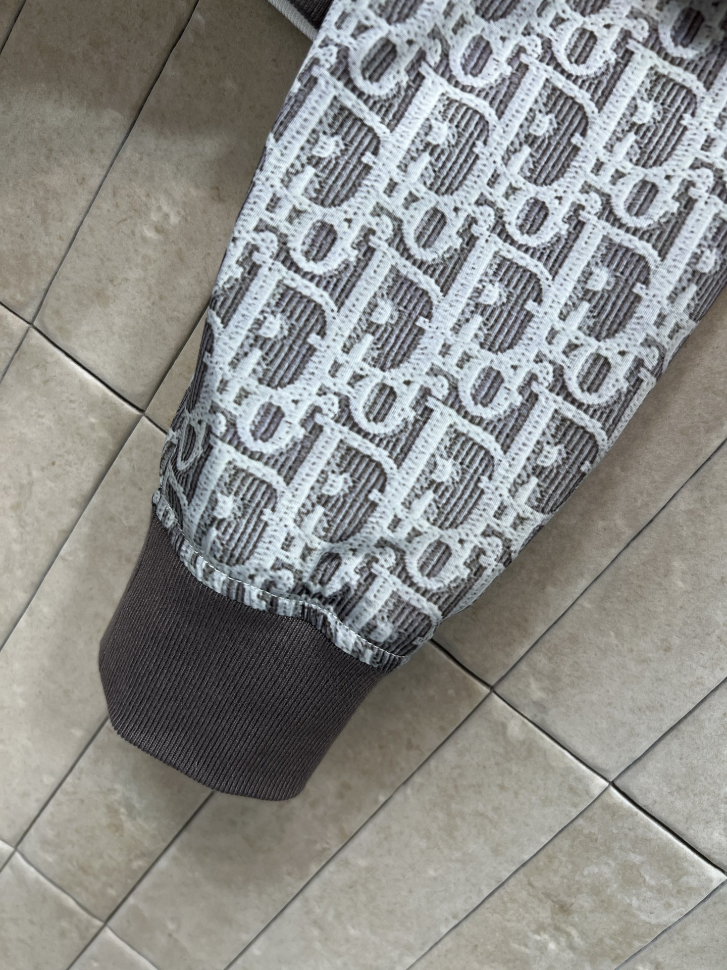 D家 26春夏新款 老花立领外套 面料轻盈透气 立领+拉链设计 袖口和下摆撞色螺纹弹力收紧 一面满印徽标