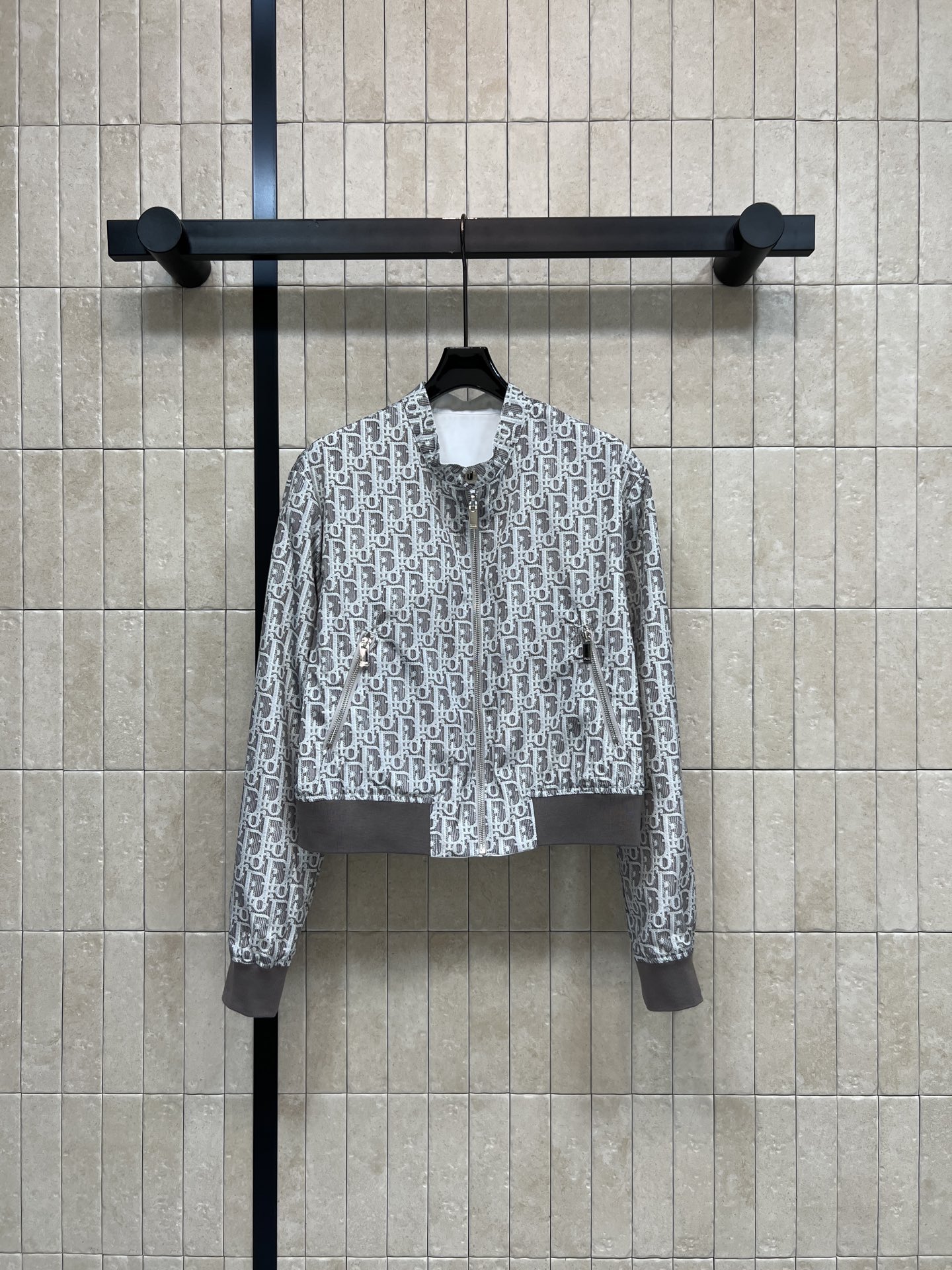 D家 26春夏新款 老花立领外套 面料轻盈透气 立领+拉链设计 袖口和下摆撞色螺纹弹力收紧 一面满印徽标