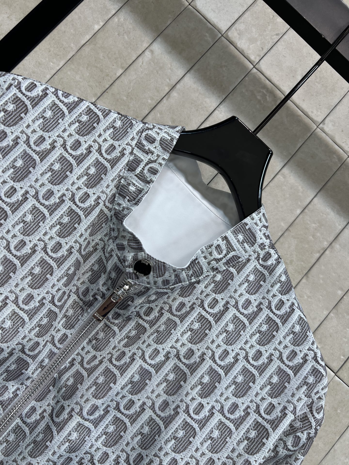 D家 26春夏新款 老花立领外套 面料轻盈透气 立领+拉链设计 袖口和下摆撞色螺纹弹力收紧 一面满印徽标