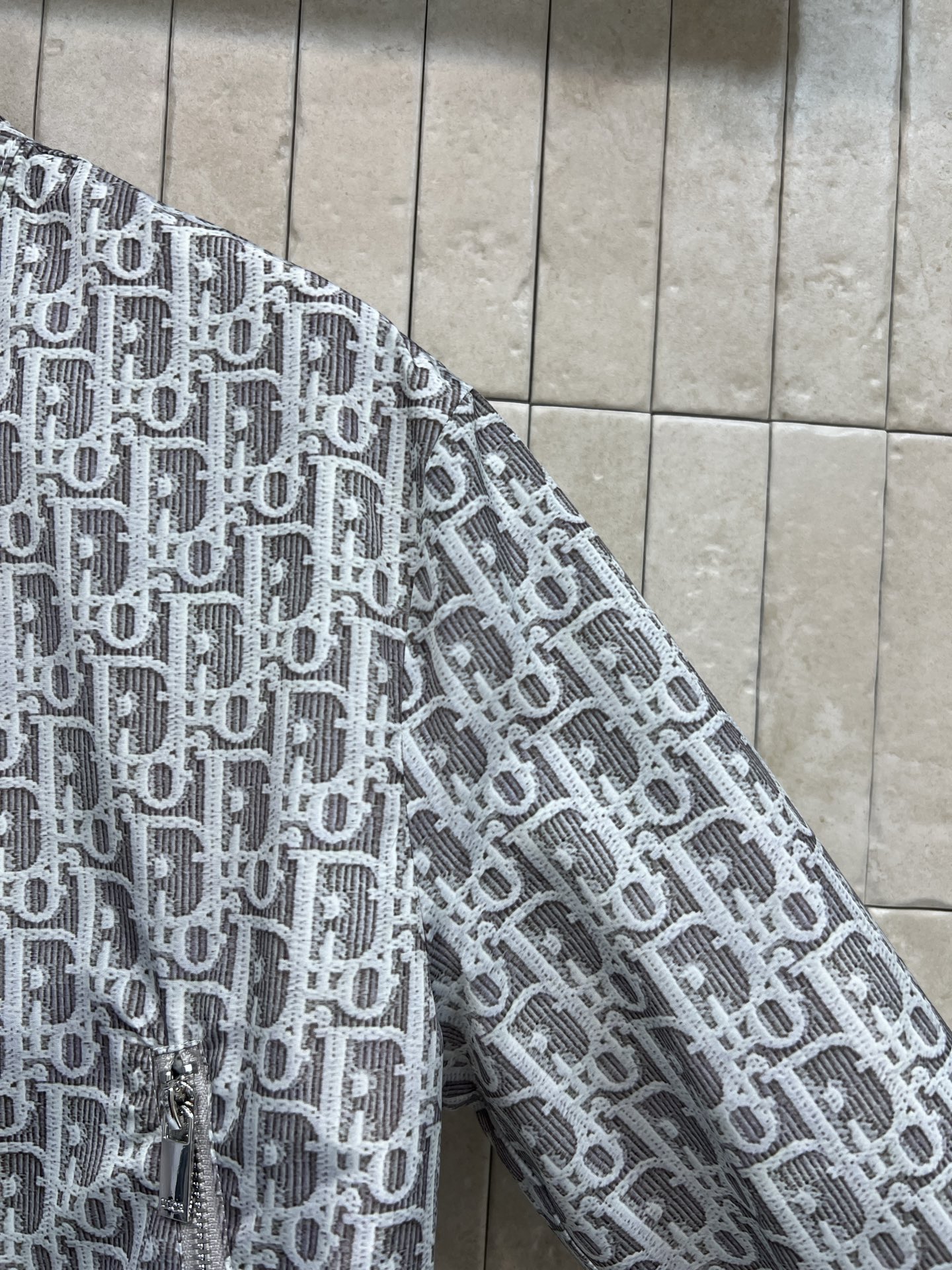 D家 26春夏新款 老花立领外套 面料轻盈透气 立领+拉链设计 袖口和下摆撞色螺纹弹力收紧 一面满印徽标