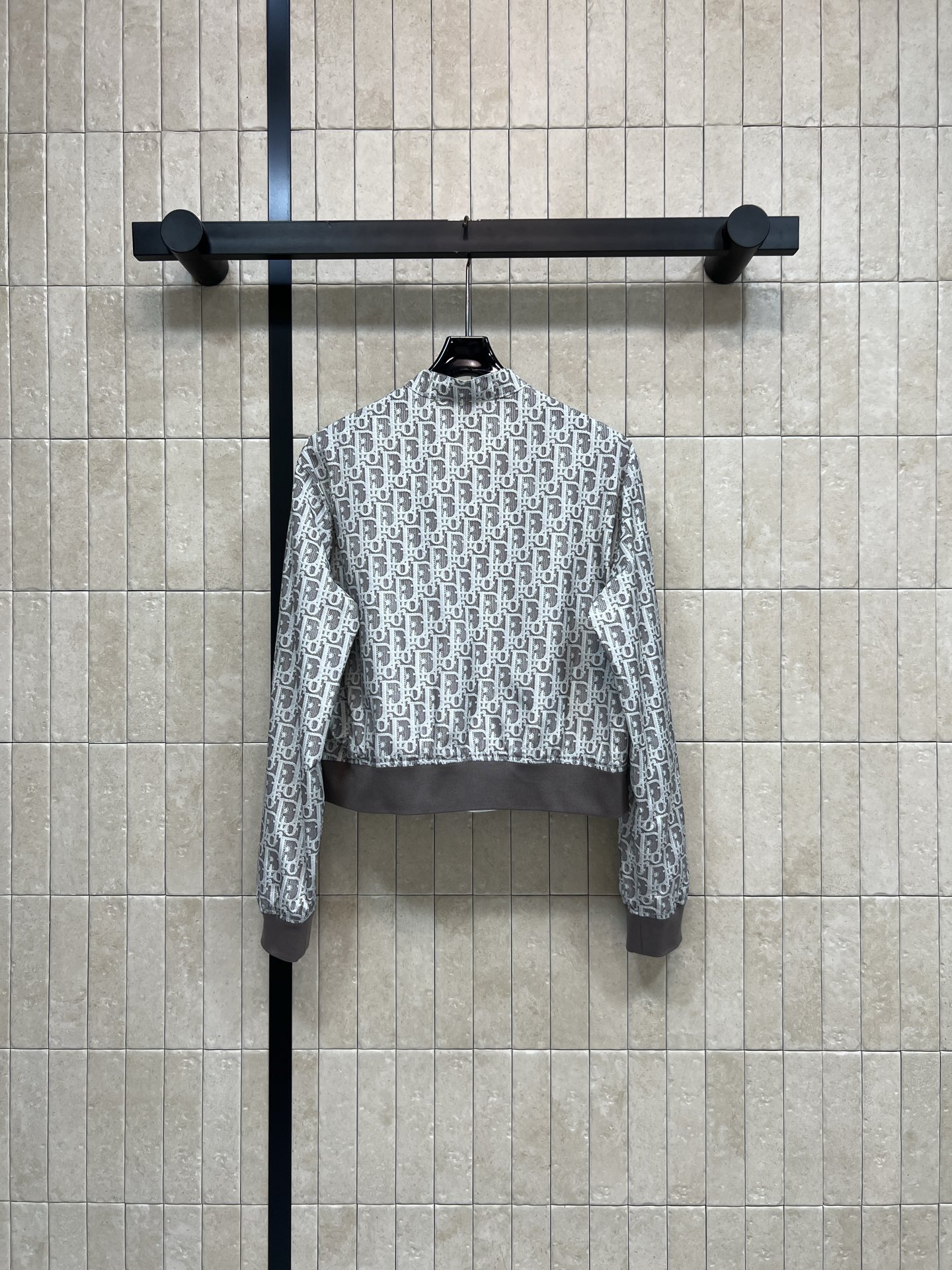 D家 26春夏新款 老花立领外套 面料轻盈透气 立领+拉链设计 袖口和下摆撞色螺纹弹力收紧 一面满印徽标