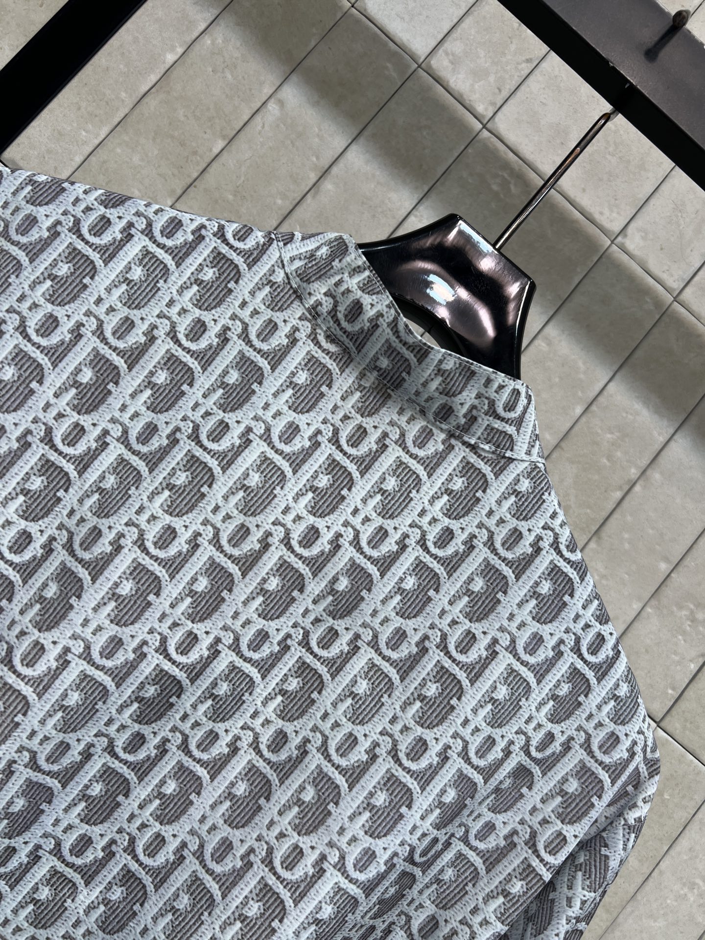 D家 26春夏新款 老花立领外套 面料轻盈透气 立领+拉链设计 袖口和下摆撞色螺纹弹力收紧 一面满印徽标