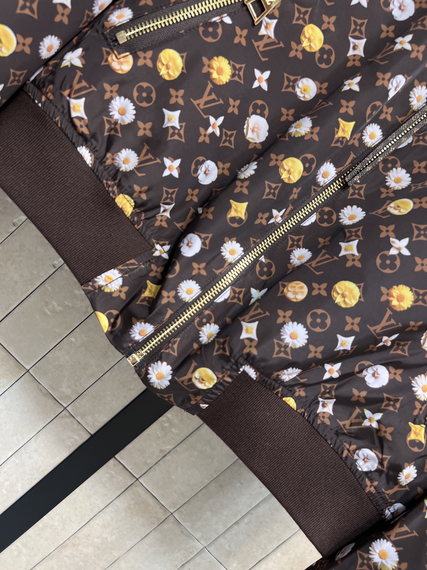 L家 26春夏新款 印花圆领外套 短款版型+罗纹收口 利落显身材 一面logo老花+雏菊 复古又清新另一