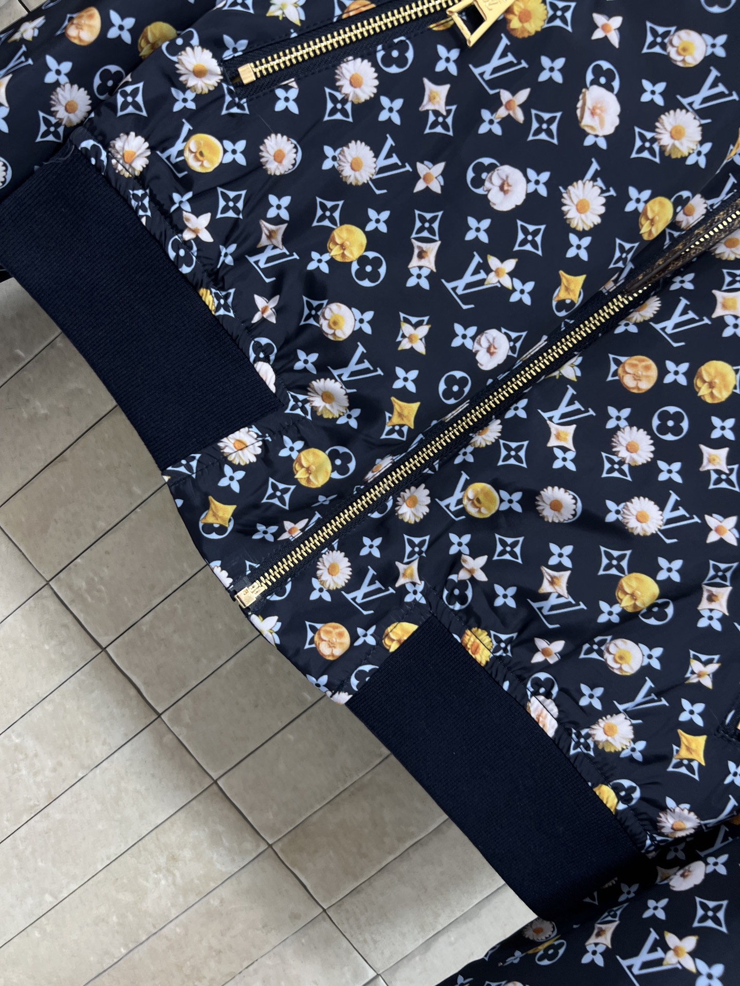 L家 26春夏新款 印花圆领外套 短款版型+罗纹收口 利落显身材 一面logo老花+雏菊 复古又清新另一