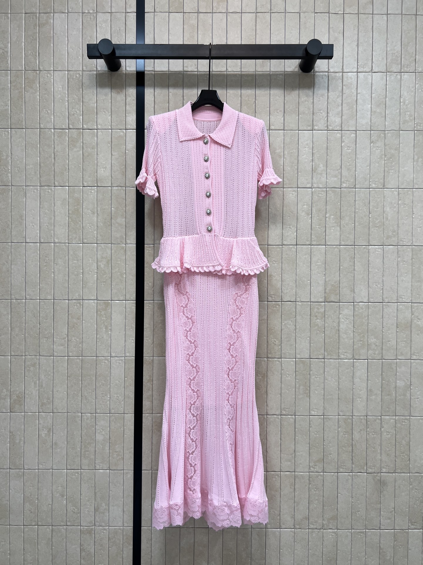 Self家 26春夏新款 粉色针织连衣裙 镂空针织肌理 竖坑条纹理显瘦又精致 翻领+荷叶边设计 优雅甜美