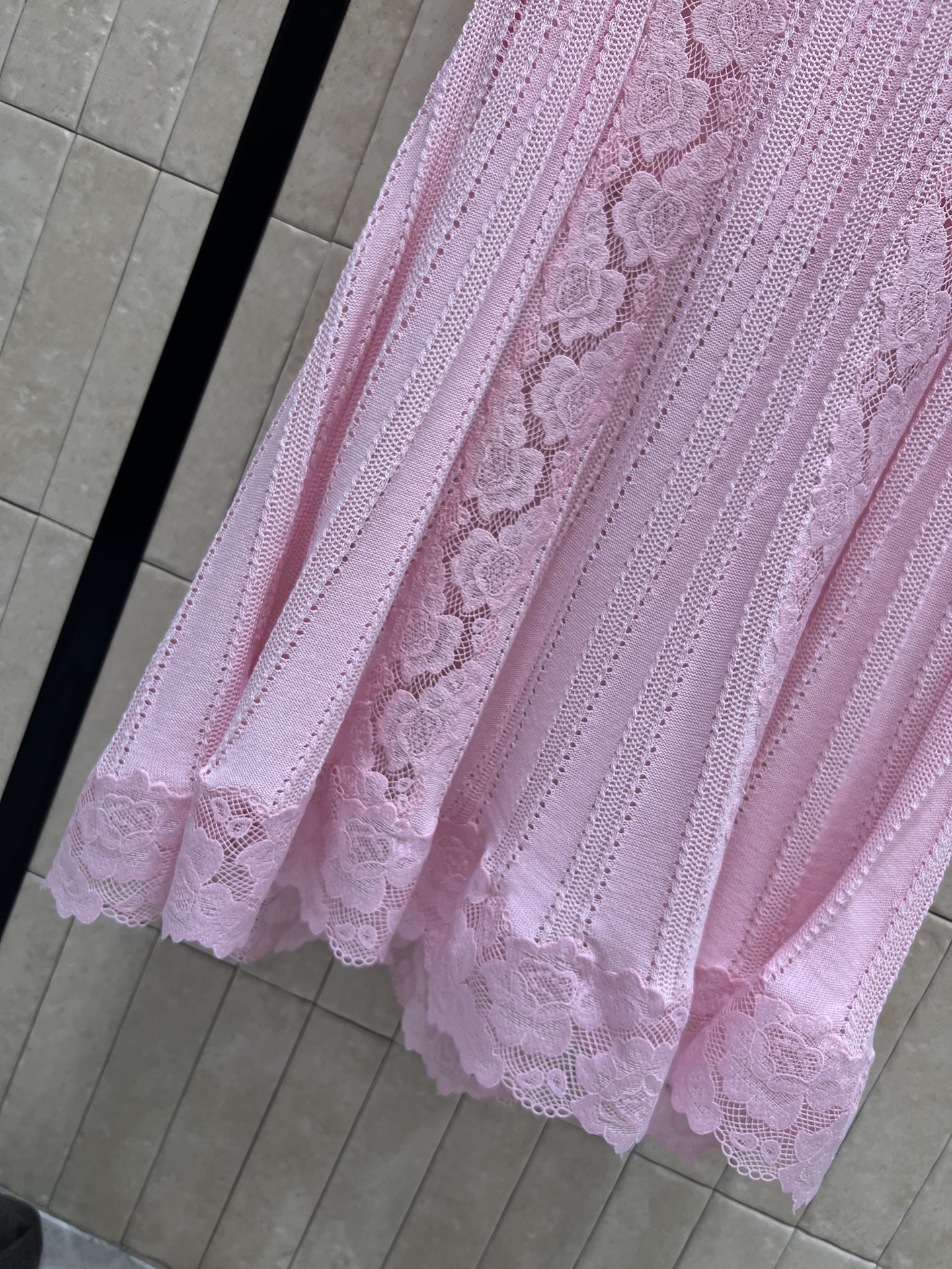 Self家 26春夏新款 粉色针织连衣裙 镂空针织肌理 竖坑条纹理显瘦又精致 翻领+荷叶边设计 优雅甜美